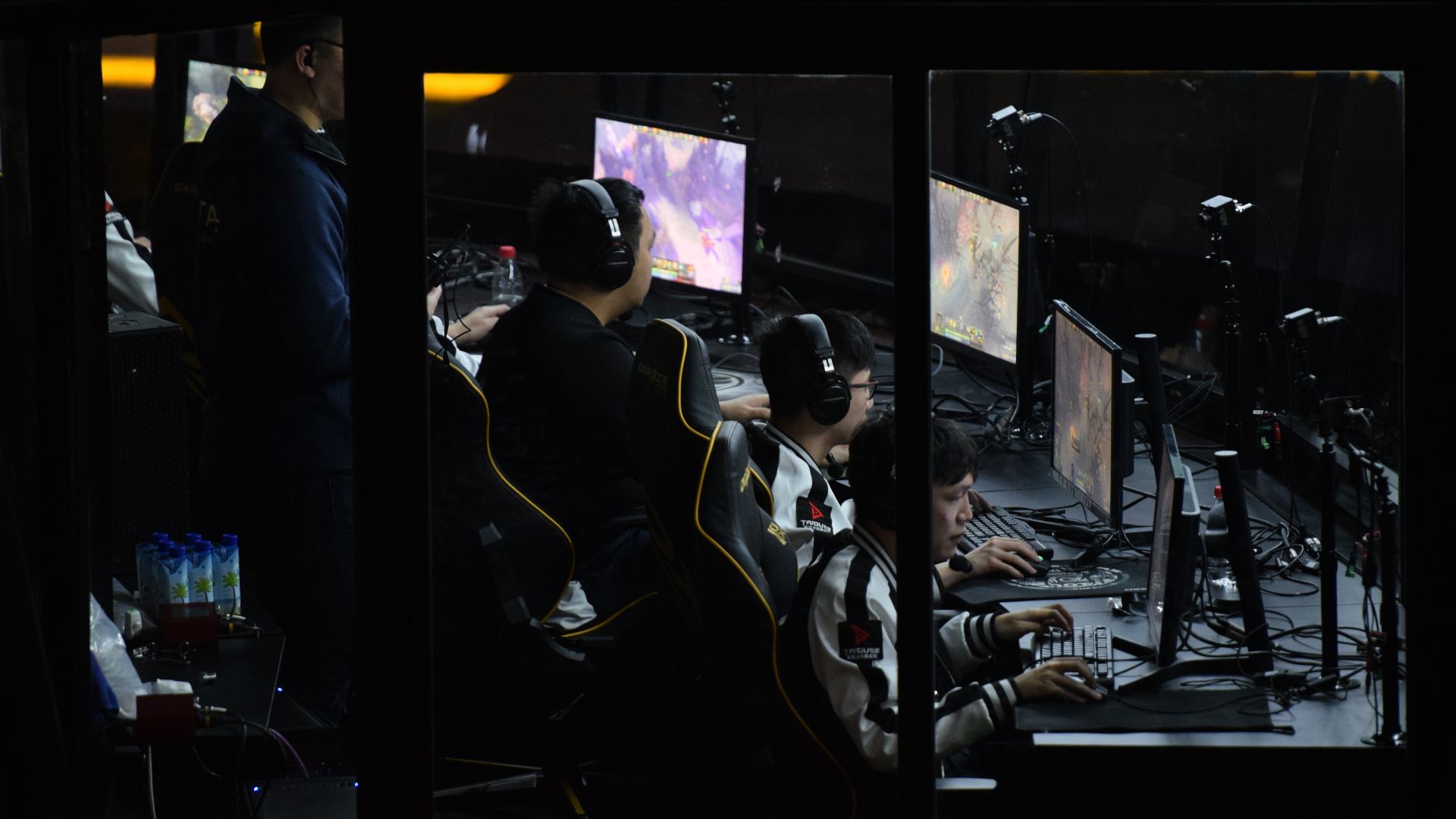 File:Invictus Gaming (33748270986).jpg