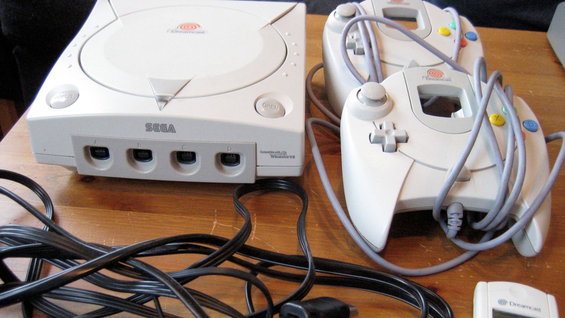 File:Dreamcast and accessories 2.jpg