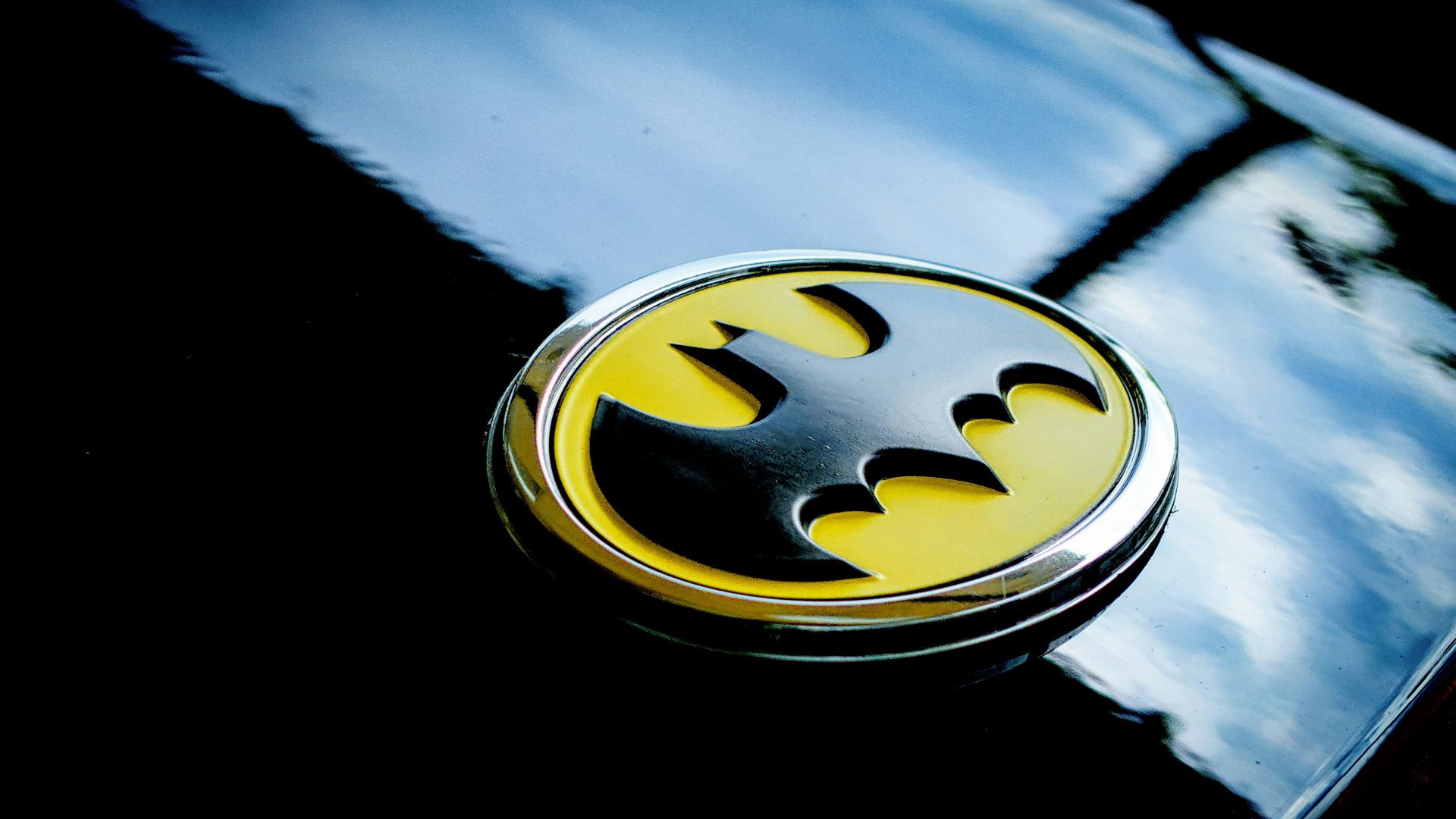 gold and silver round plate