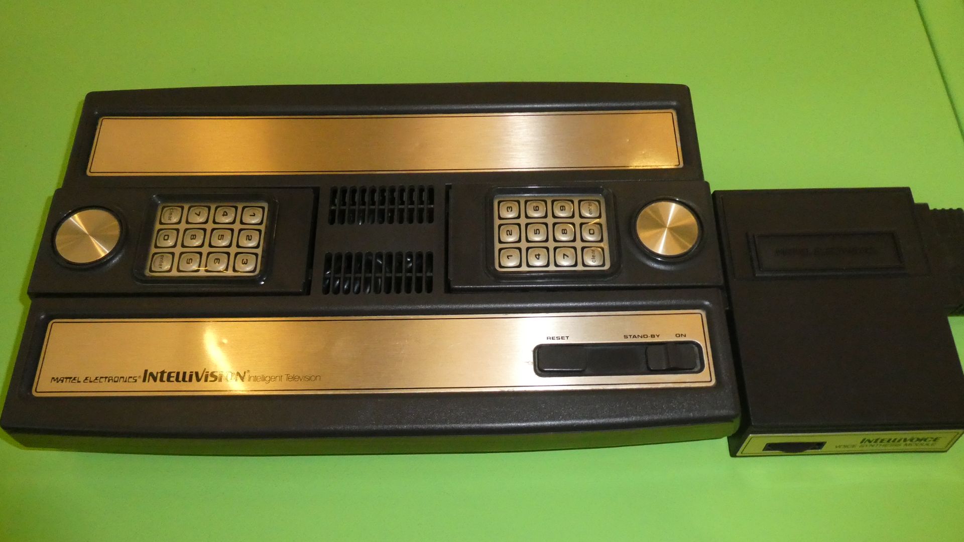 File:Mattel Electronics Intellivision (1980) 2.jpg