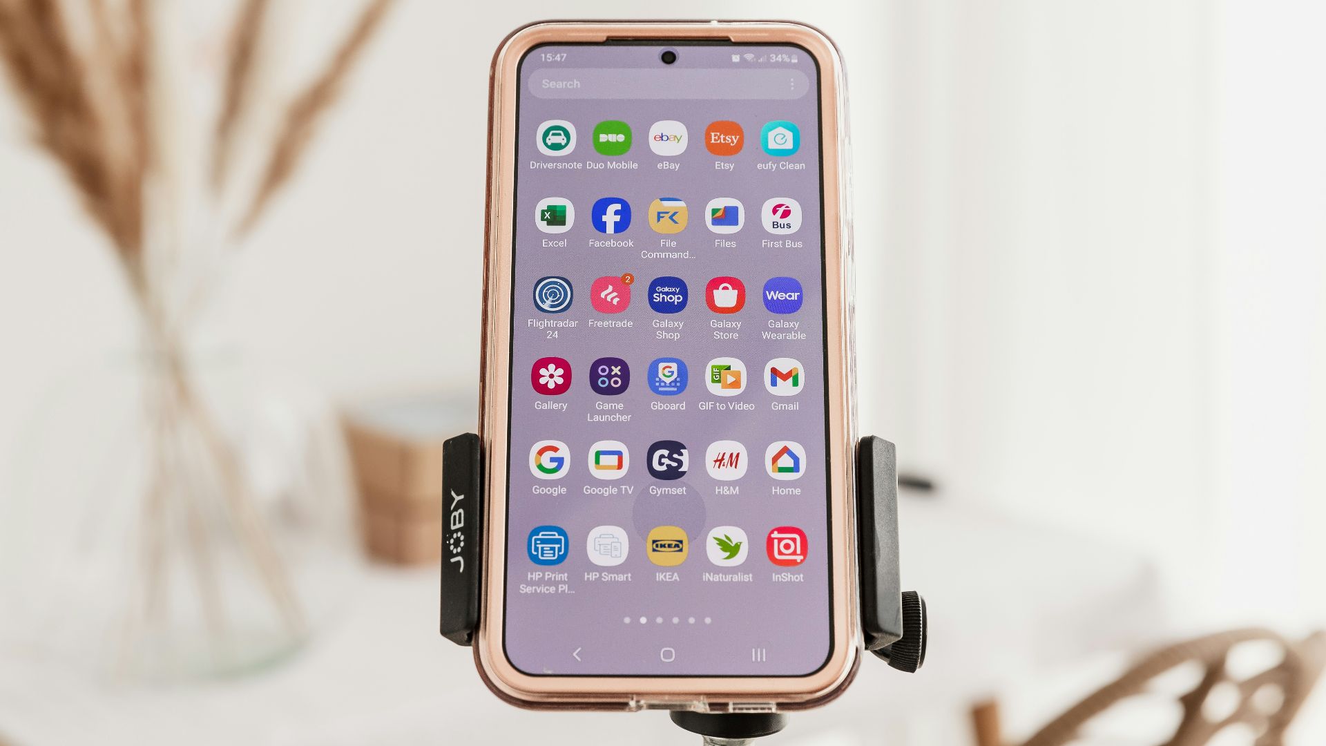 a cell phone sitting on top of a tripod