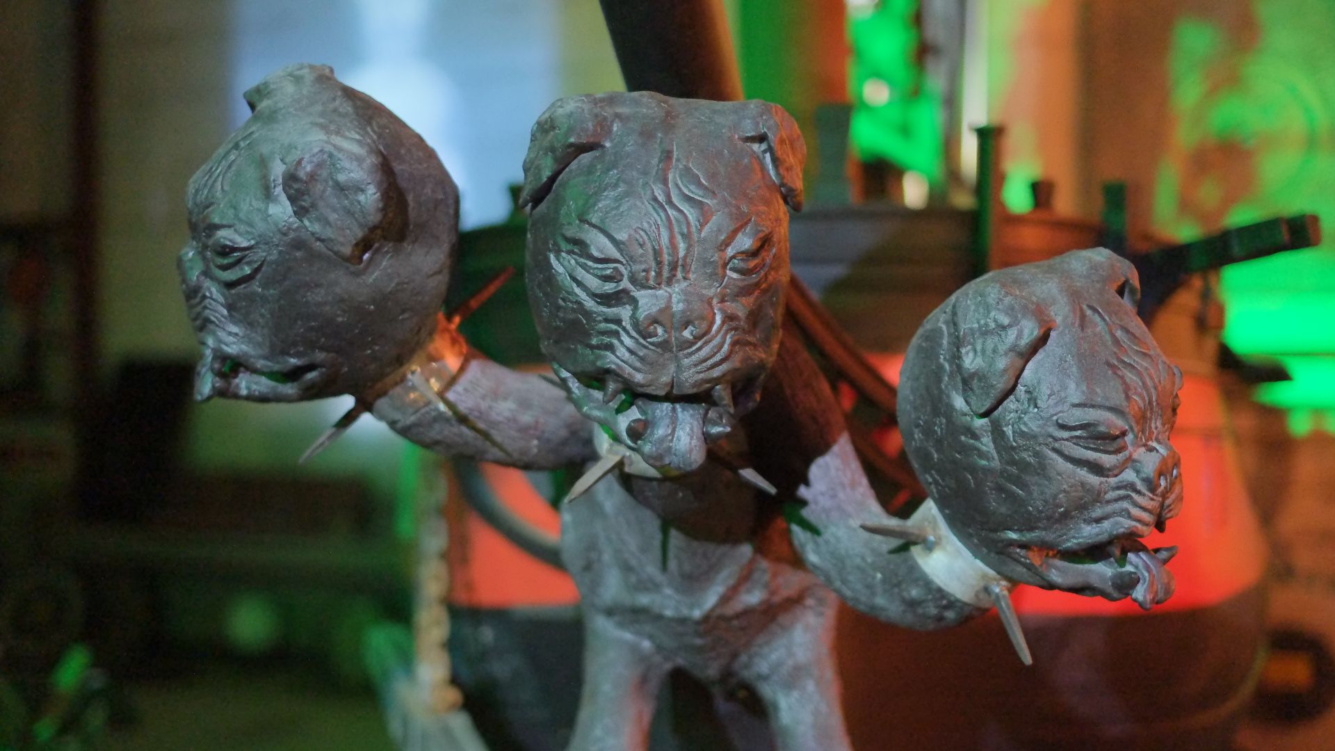 File:Three-headed dog at Steampunk HQ.jpg