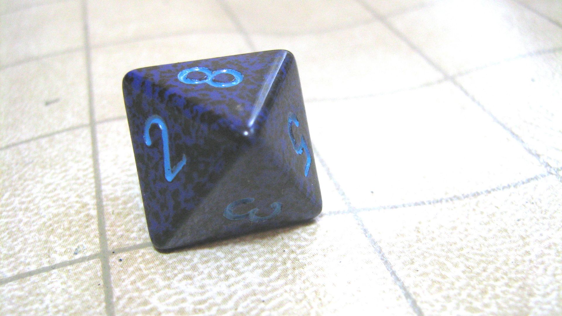 File:Eight sided die Chessex.jpg