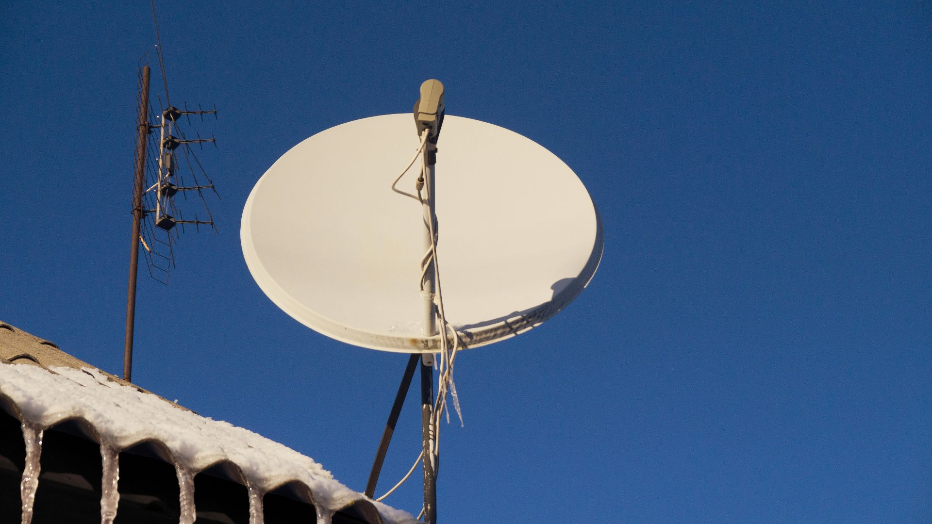A satellite dish sitting on top of a roof