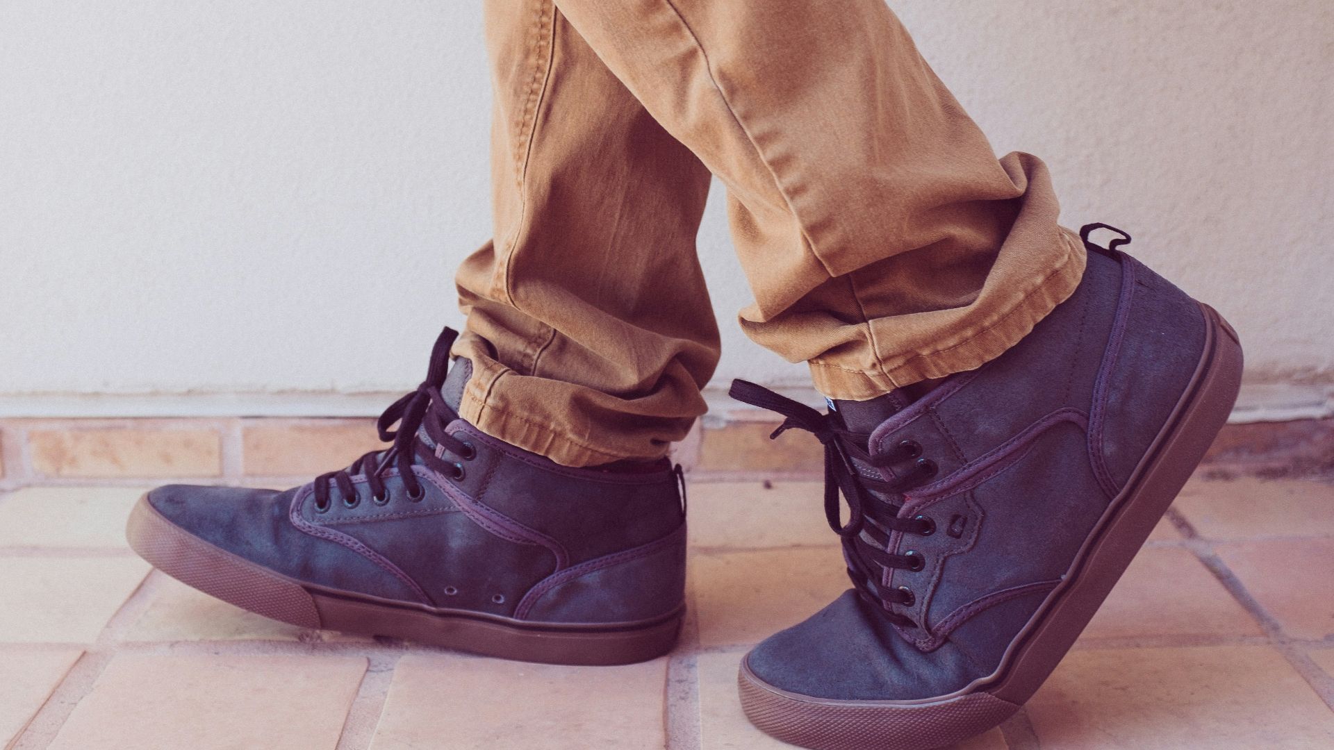 man wearing gray high-to sneakers