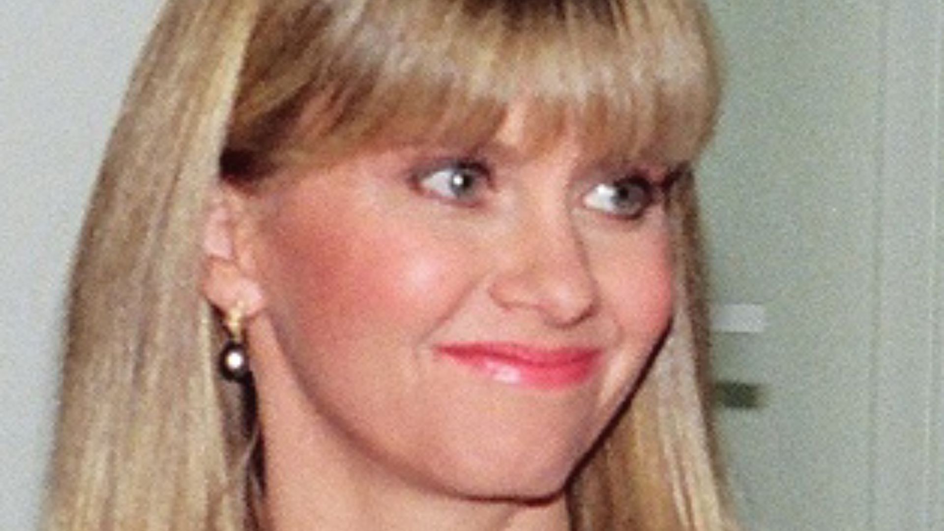 File:Olivia Newton-John 1988b.jpg