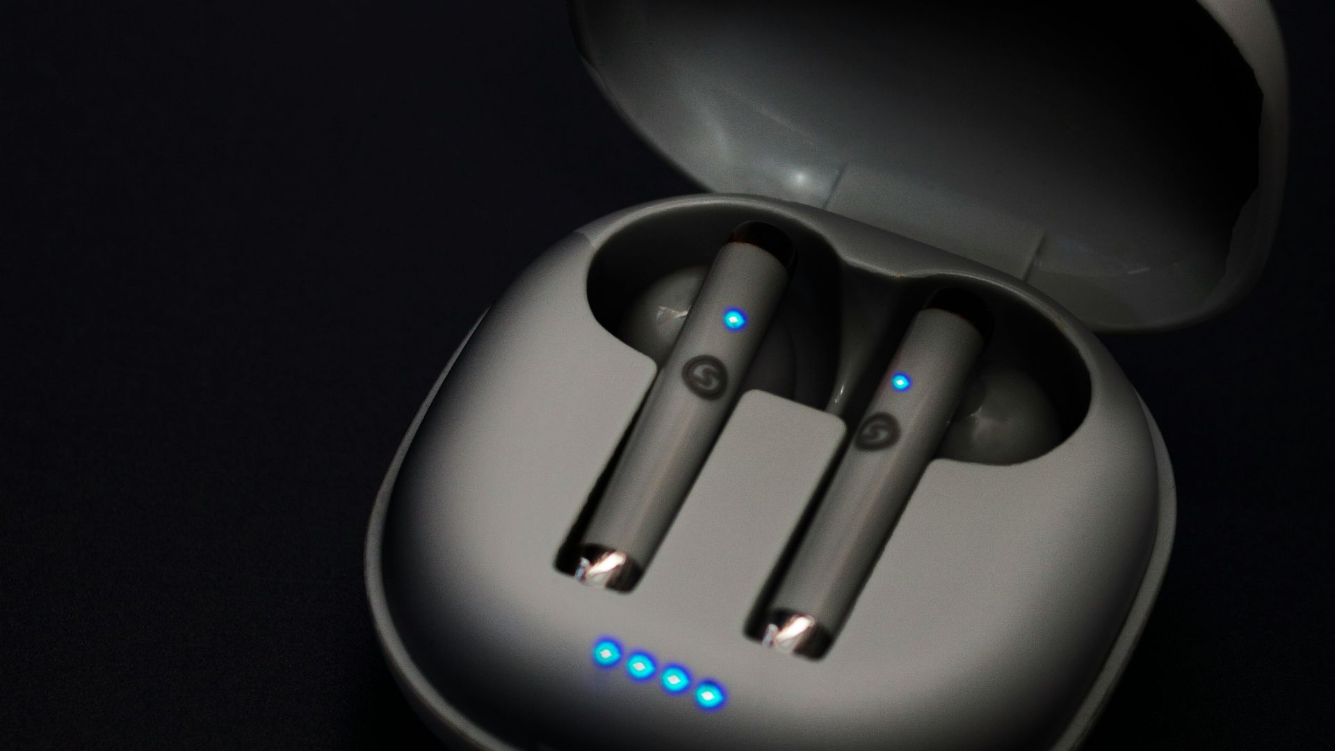 a computer mouse with a blue light