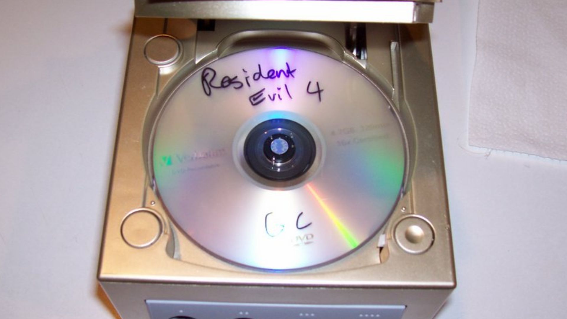 File:Replacement GameCube case with DVD inserted.jpg