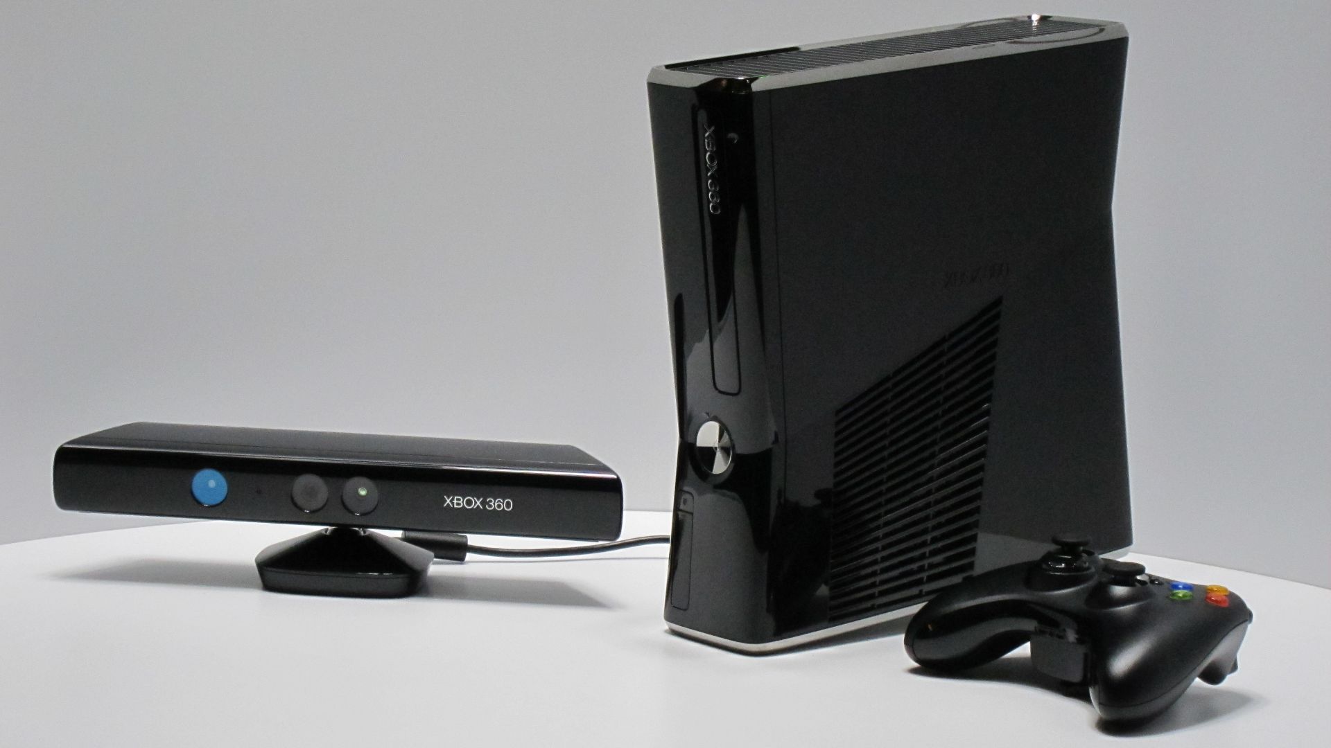 File:Kinect and Xbox 360 at E3 2010.jpg