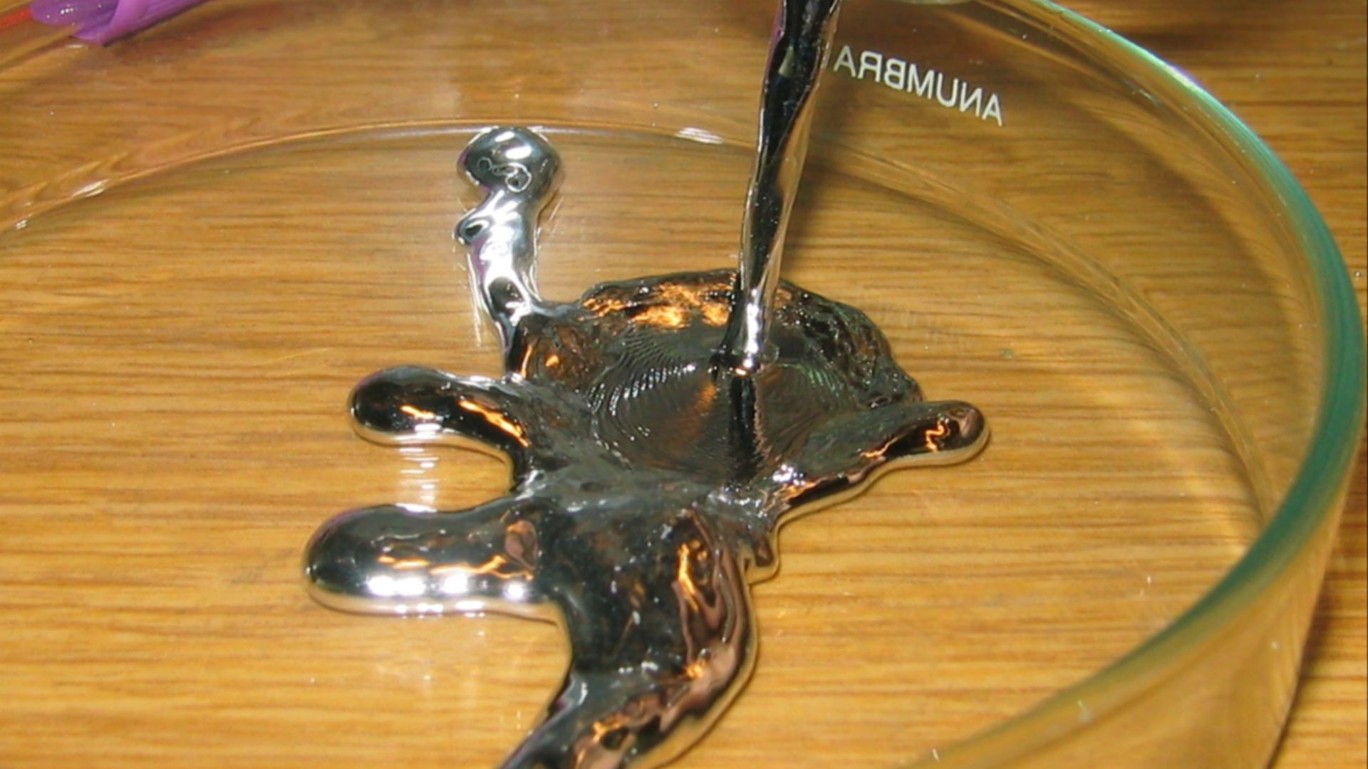 File:Pouring liquid mercury bionerd.jpg