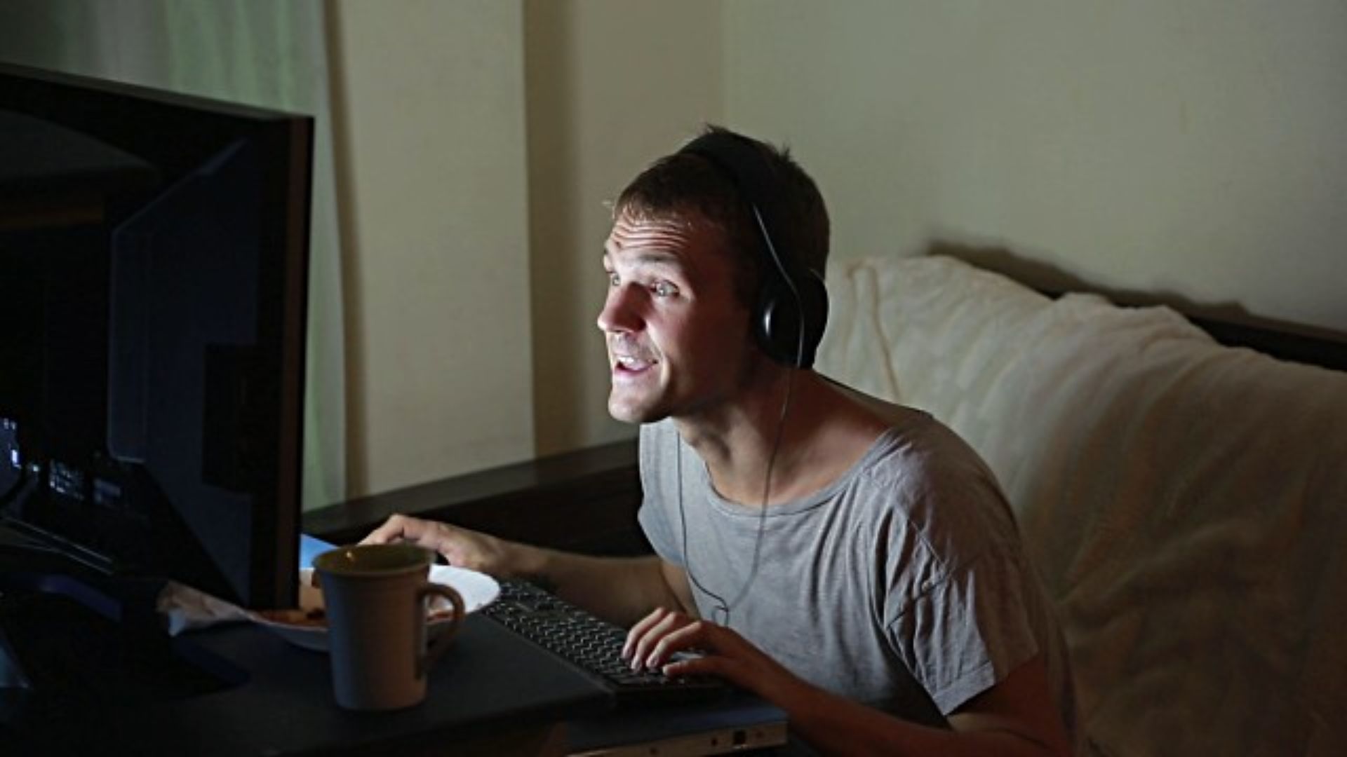 File:Man playing video games on his computer.jpg