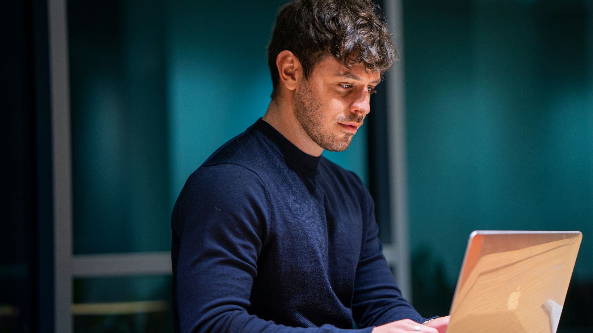 man in black long sleeve shirt using macbook
