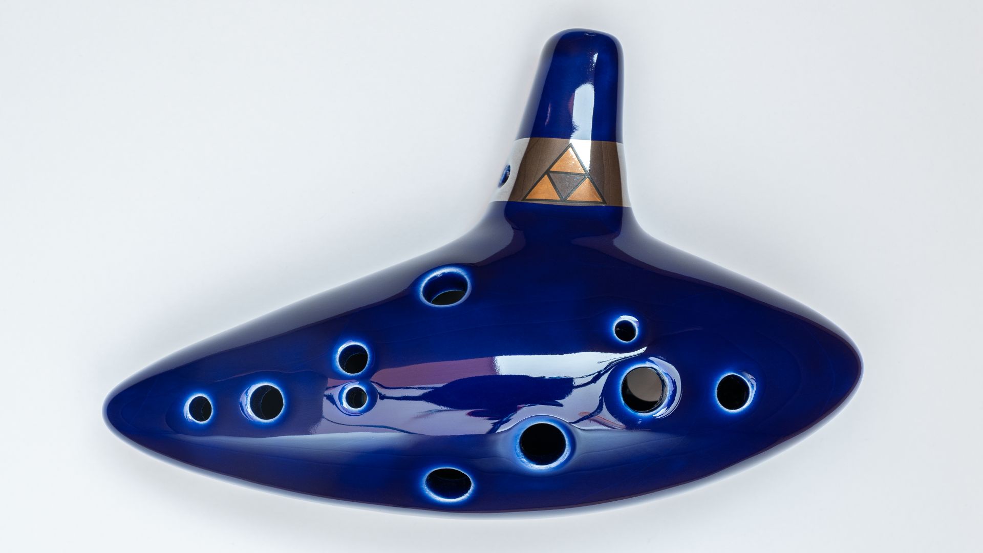 File:Replikat der Okarina der Zeit 20211210 HOF08320 RAW-Export 20211212000388 02.png