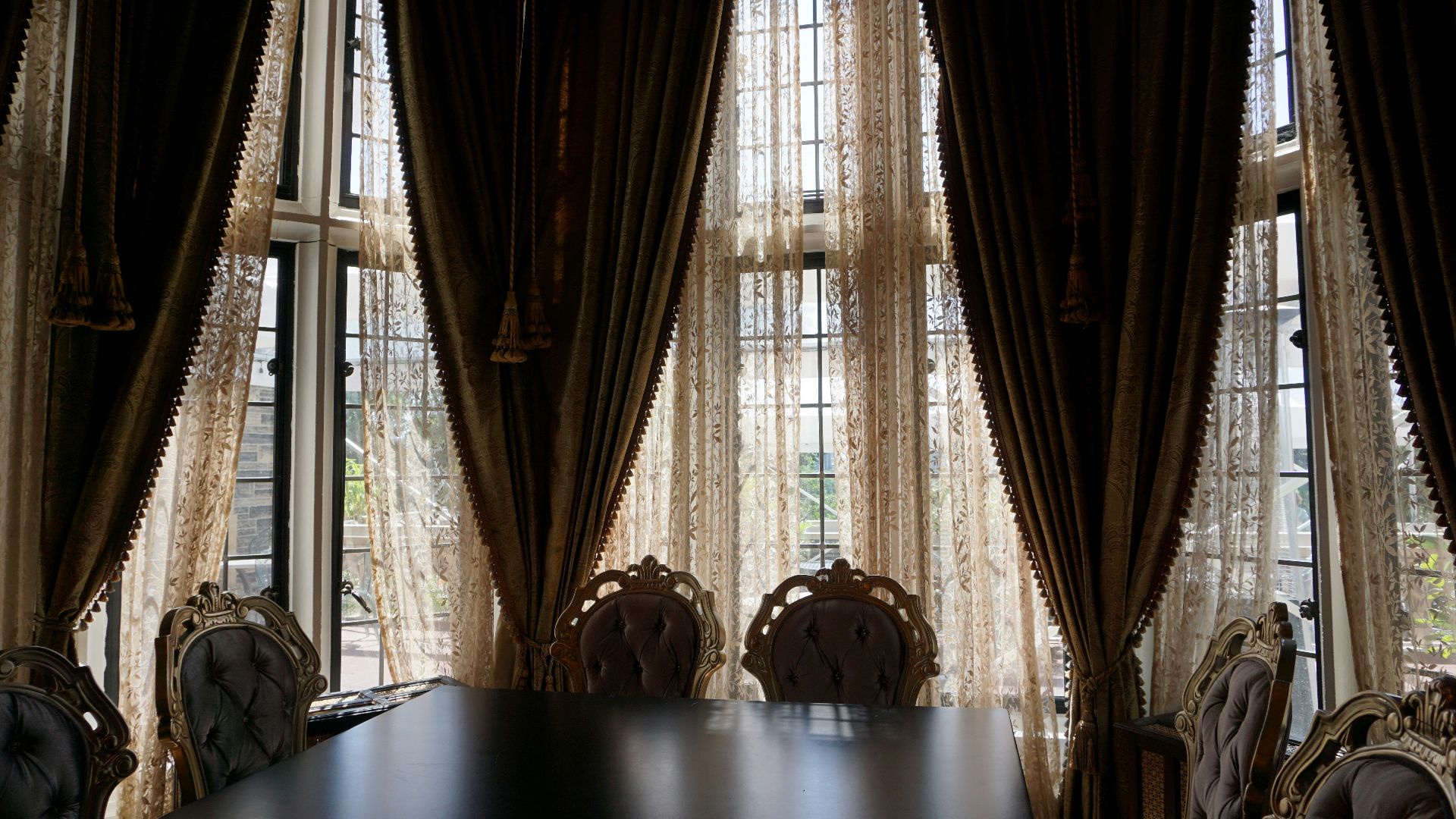 brown and white window curtain