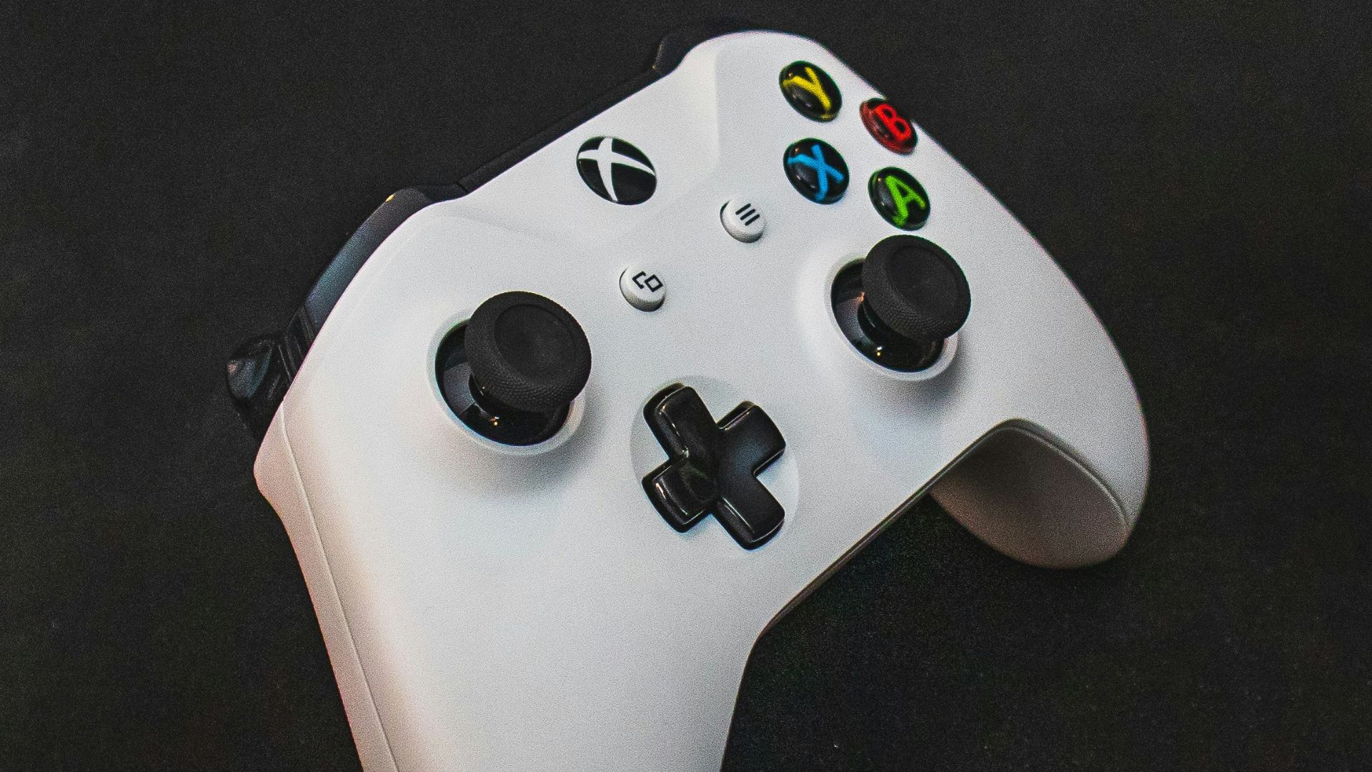 white Xbox 360 controller