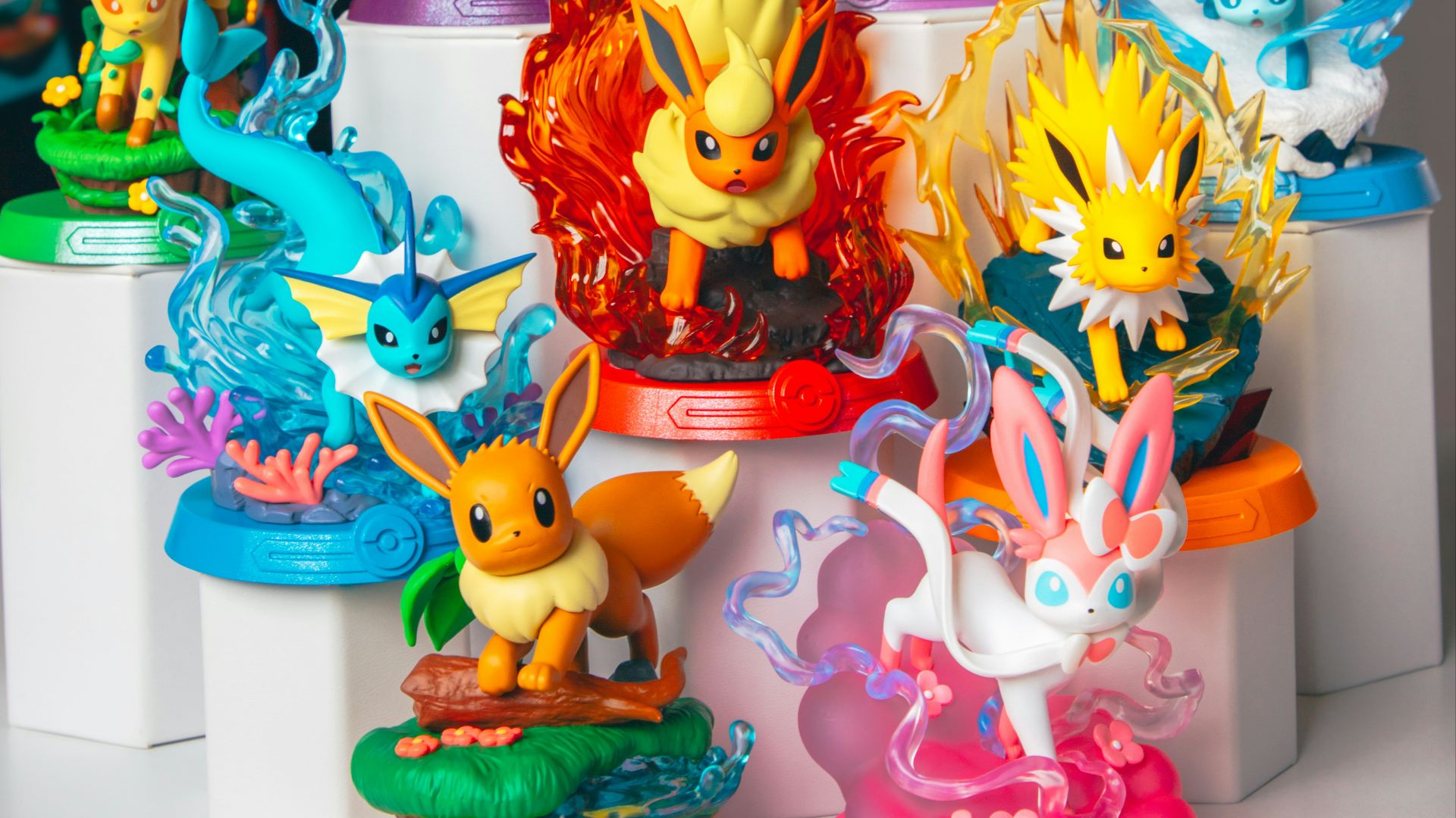 Various pokémon eeveelution figurines are displayed.