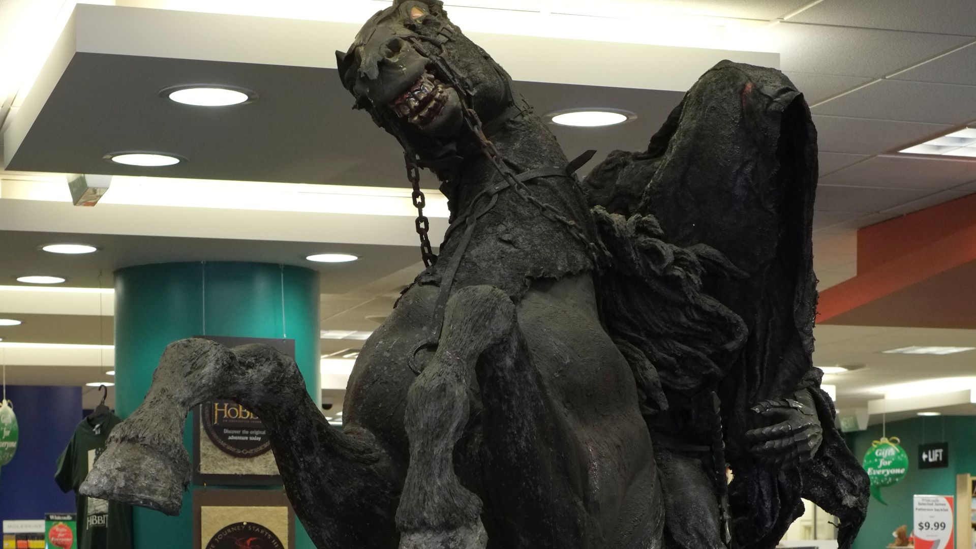 File:Ringwraith sculpture in Whitcoulls, Wellington.jpg