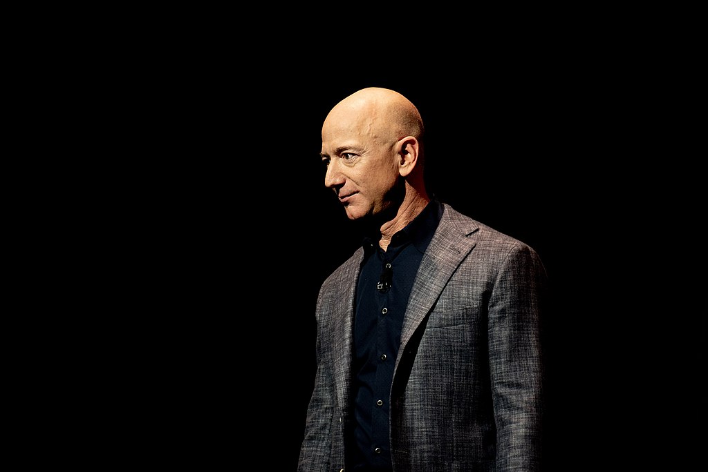 Jeff_Bezos_Unveils_Blue_Origin_Lunar_Lander.jpg
