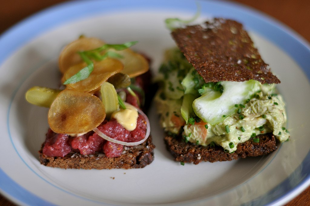 Smørrebrød Med Tatar Og Hønsesalat (5485563164)