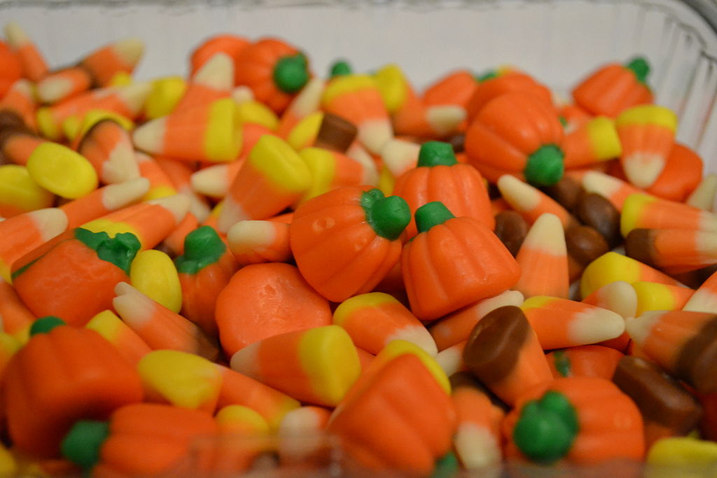 1024Px-Candy Corn And Candy Pumpkins (6167937426)