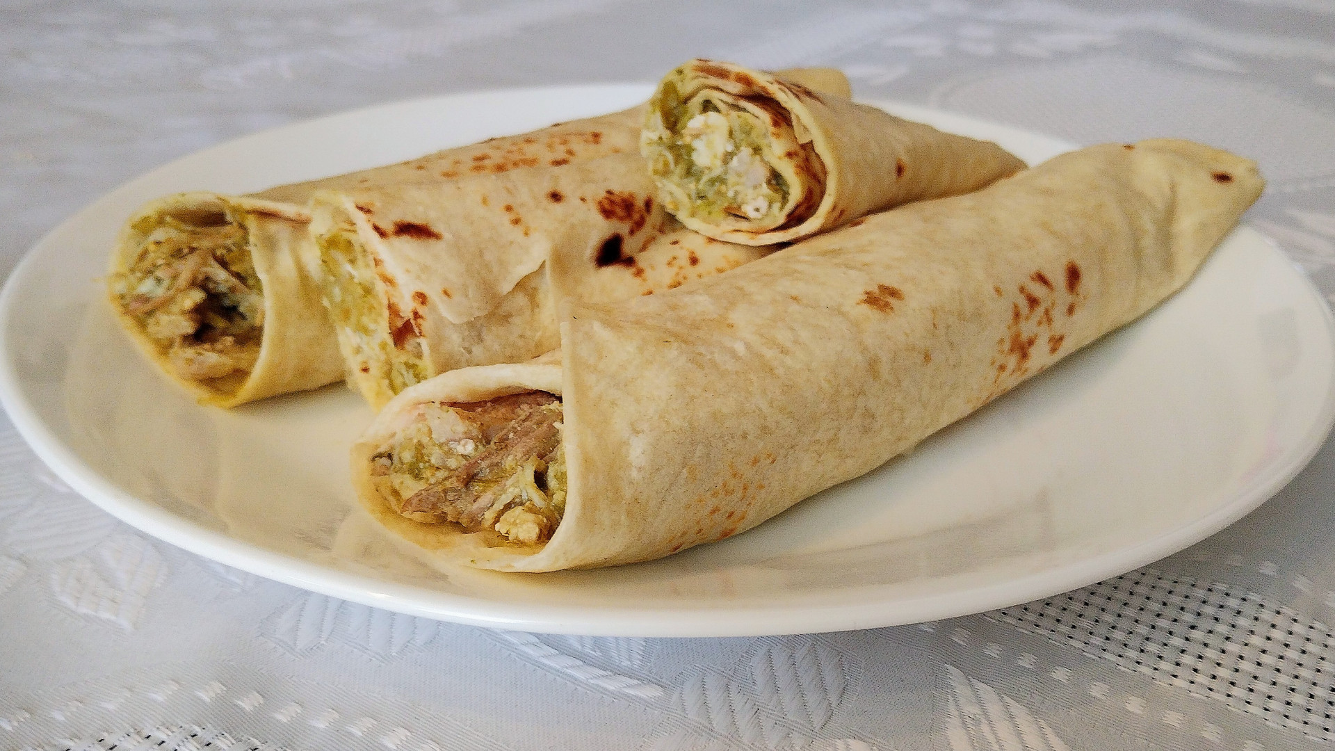 File:Burrito chihuahuense de chile verde c.jpg