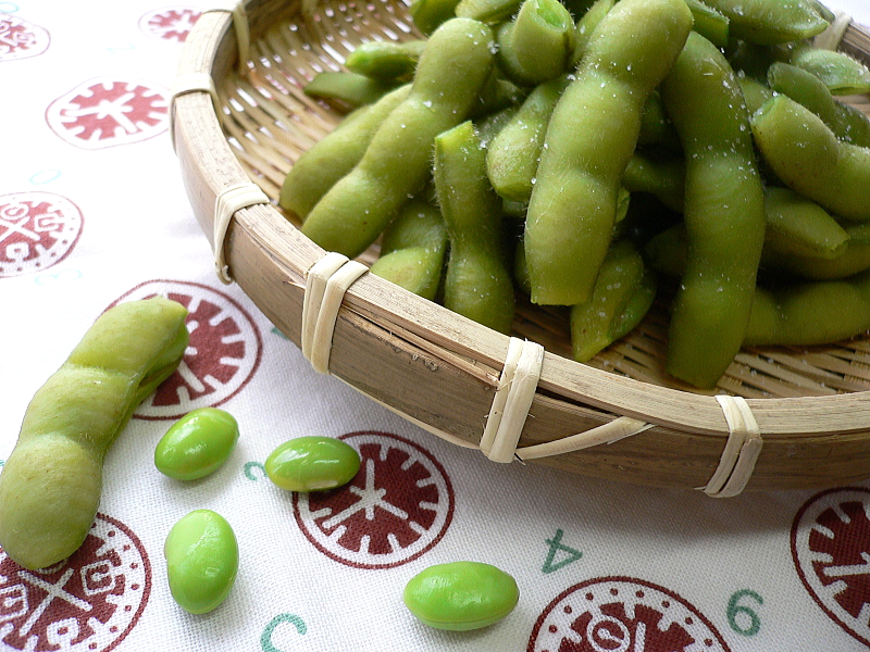 File:Edamame on a bamboo bowl by yomi955.jpg