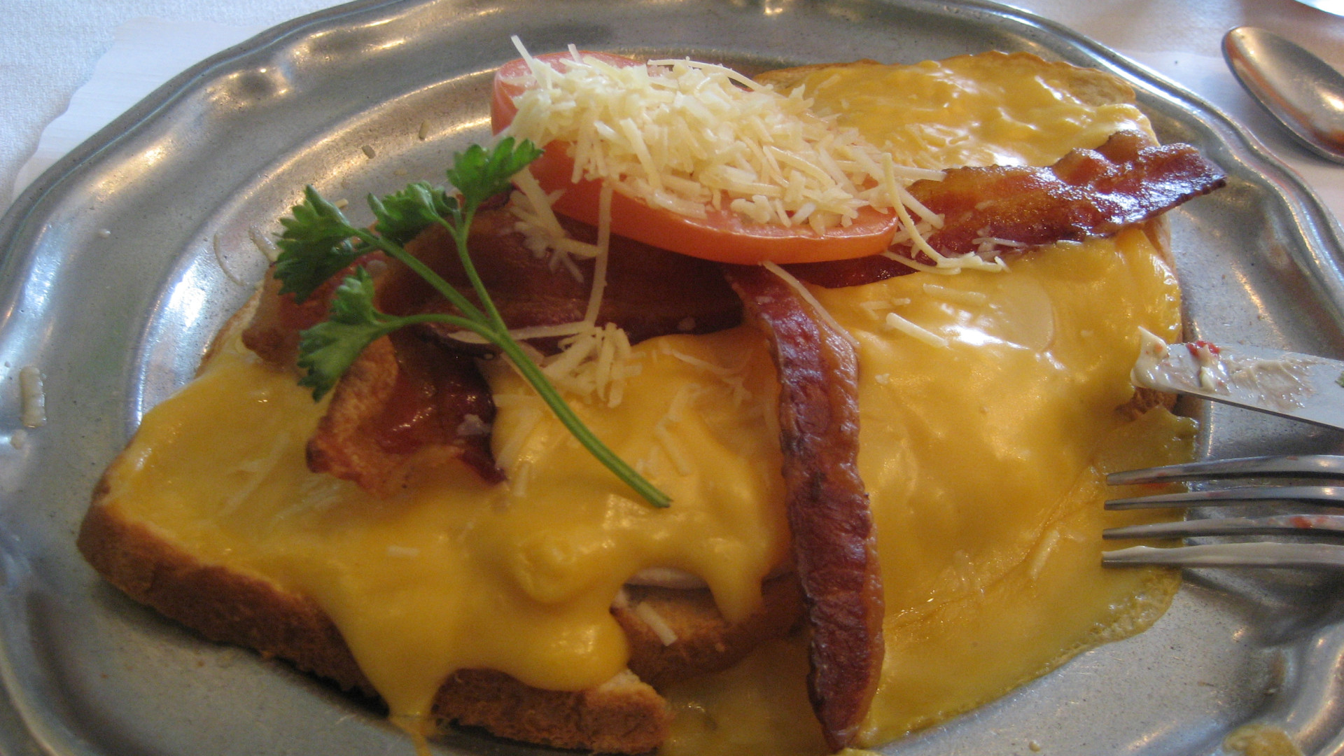File:Hot Brown Kurtz.jpg