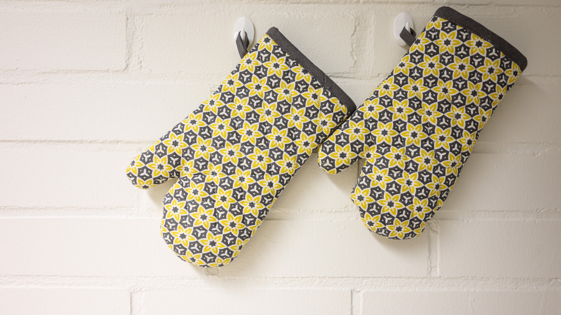 File:Oven mitts - by Henry Söderlund (53394504077).jpg