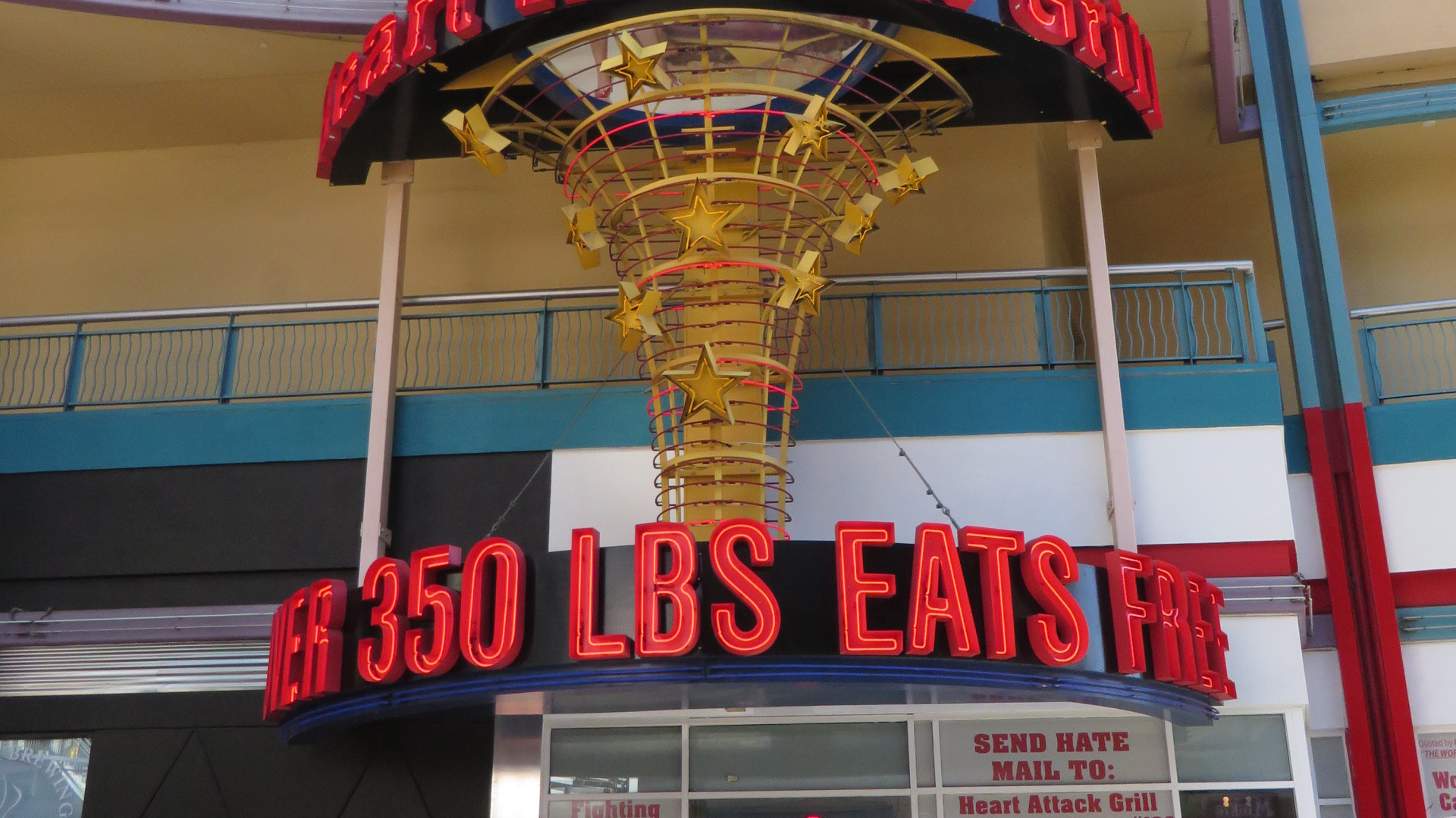 File:Heart Attack Grill, Fremont Street, Las Vegas, Nevada.jpg