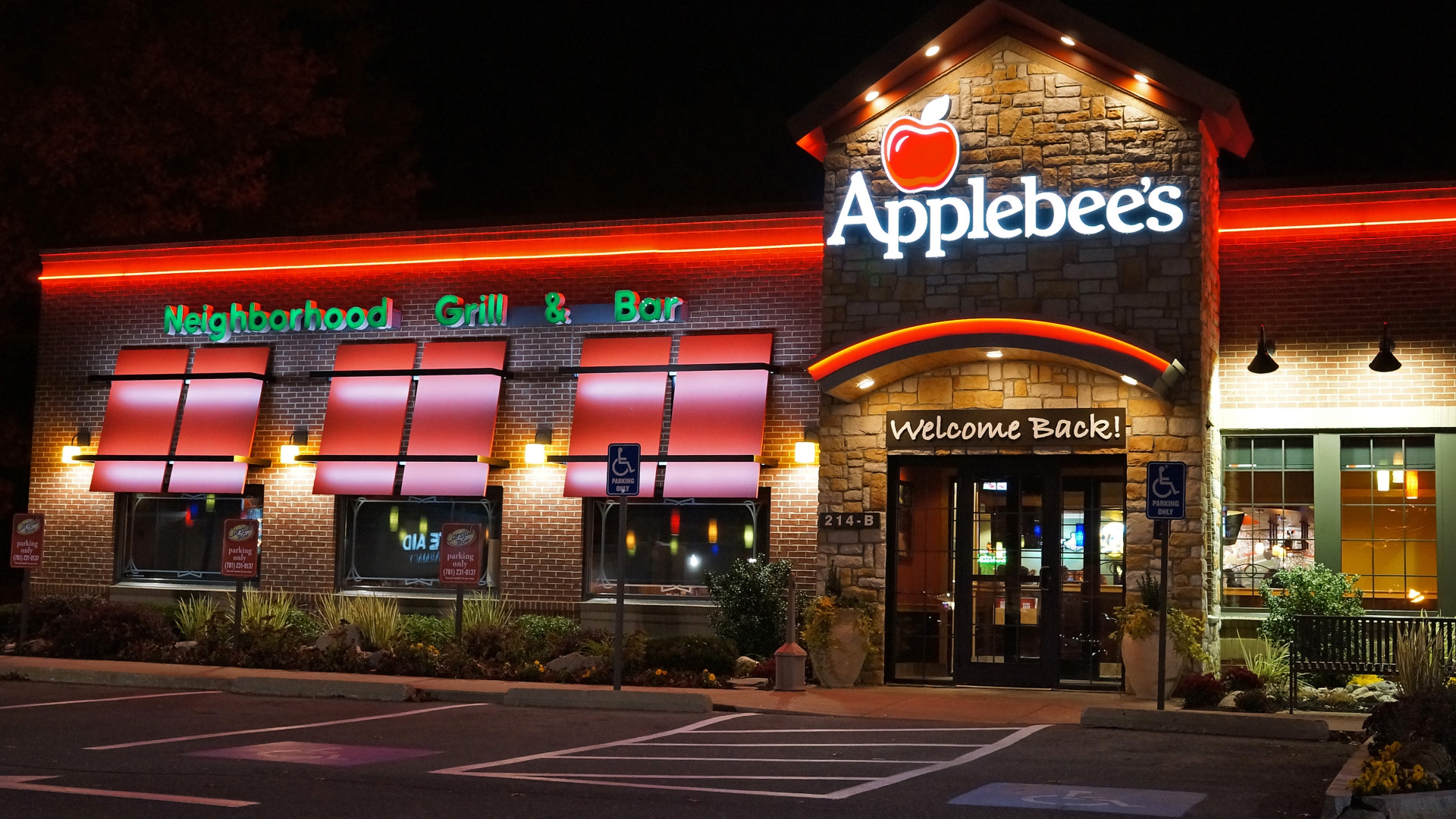 File:Applebee's night view.jpg