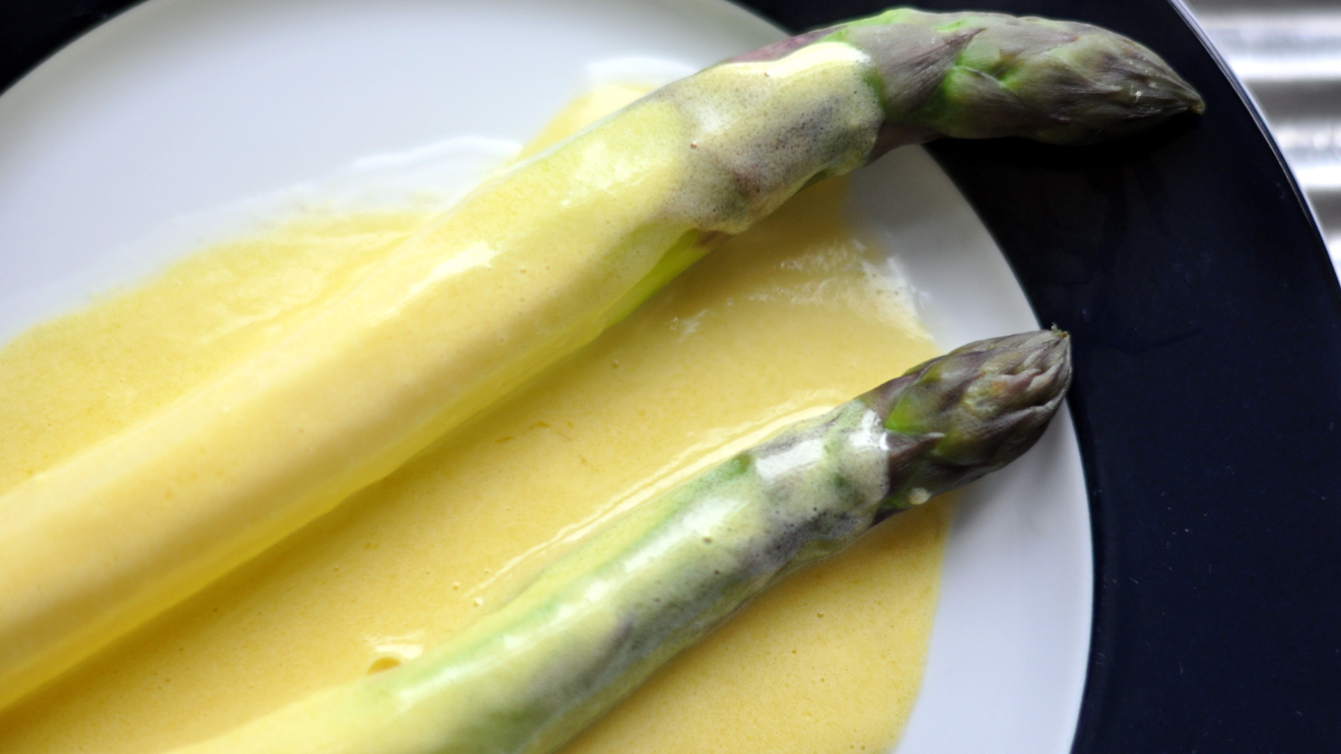 File:Asparges med hollandaise (7274438894).jpg