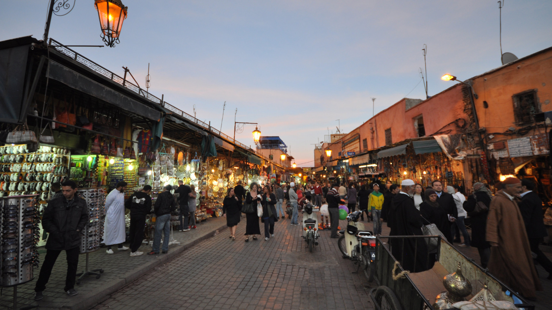 File:Souk - Jemaa el-Fnaa (7160955343).jpg