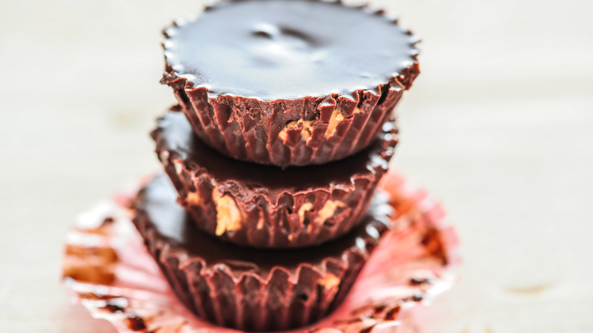 File:Chocolate peanut butter cups-2.jpg