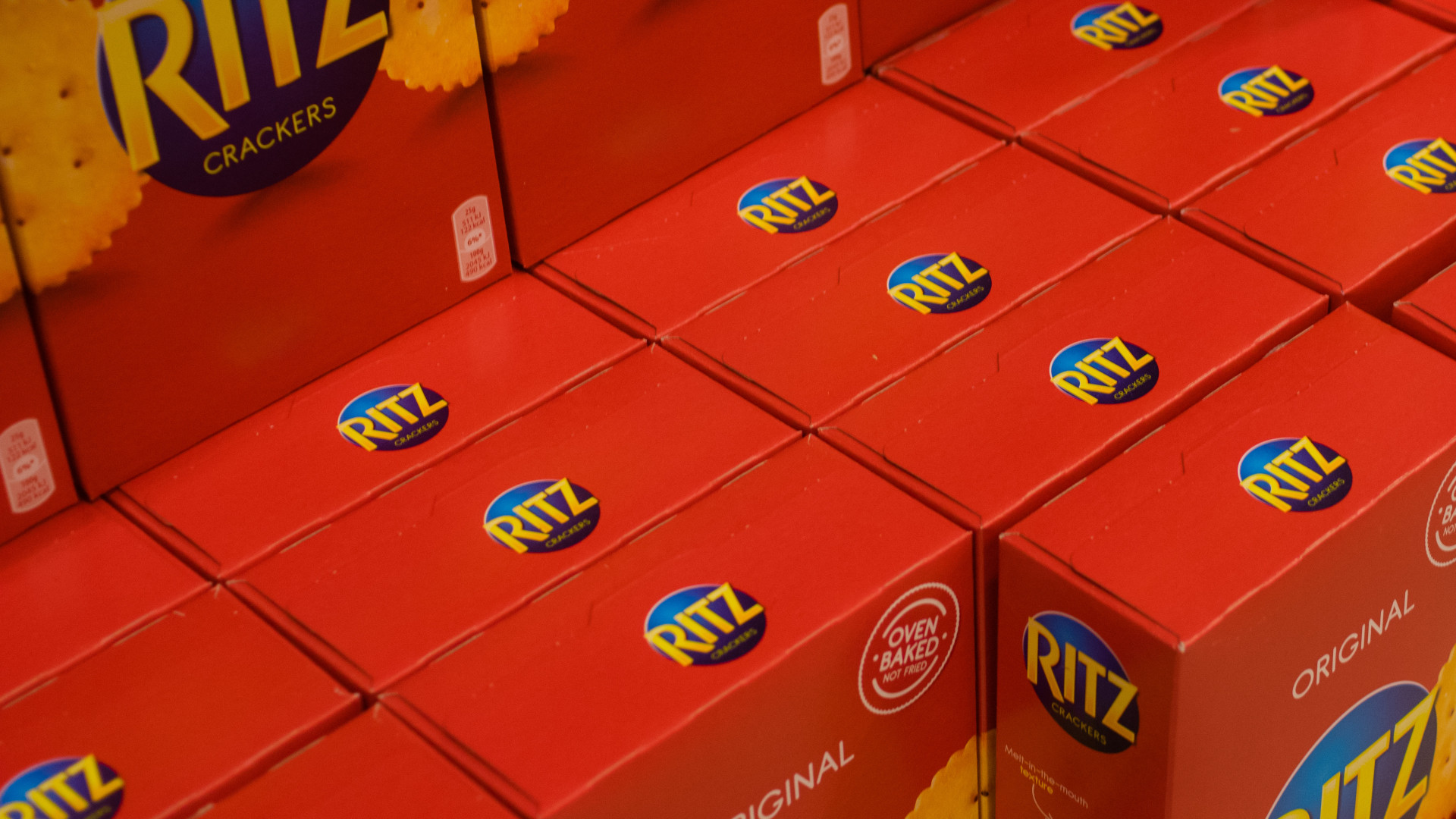 File:Kartonger med Ritz-kjeks.jpg