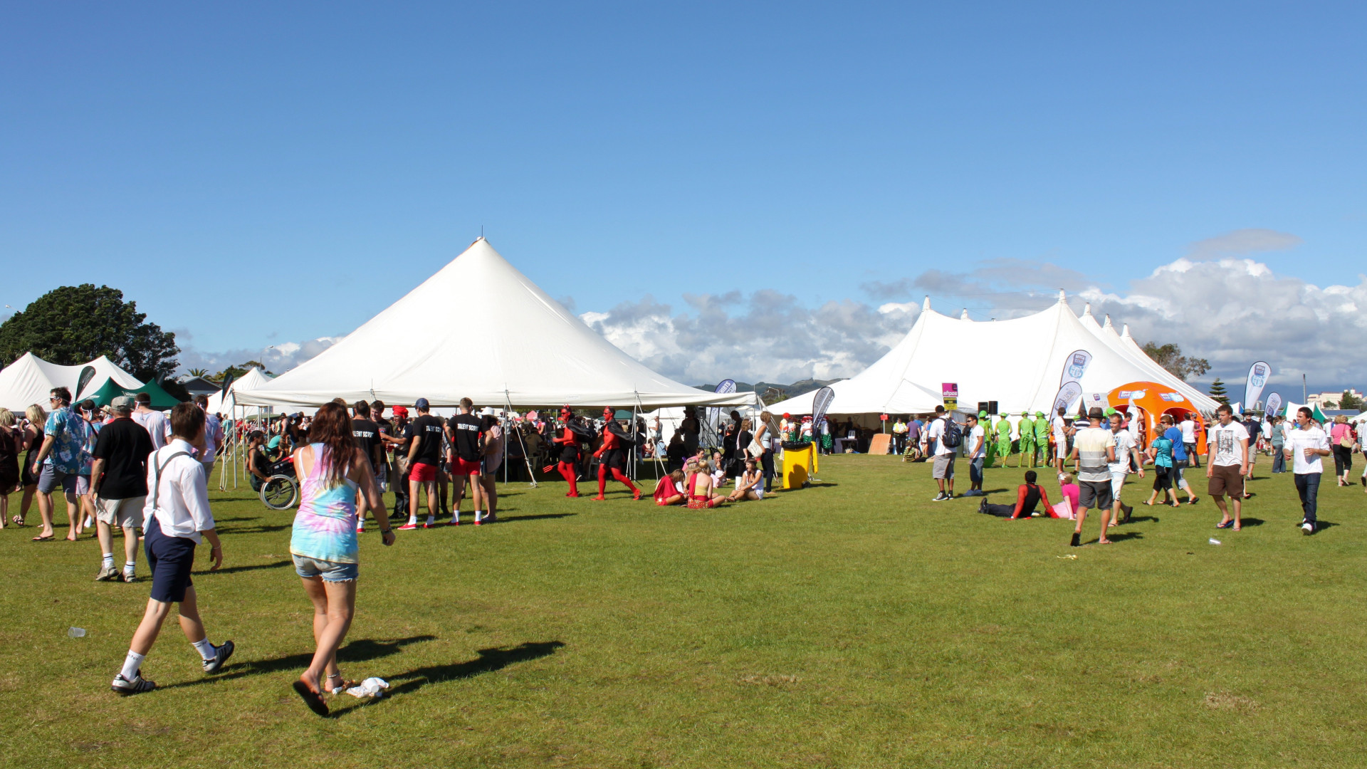 File:Hokitka Wildfoods Festival 02.jpg