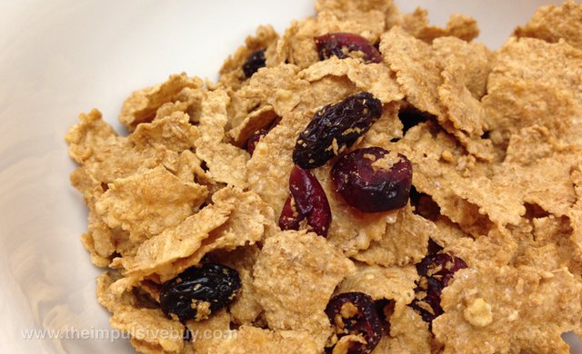 File:Kellogg's Raisin Bran with Cranberries Cereal Closeup.jpg