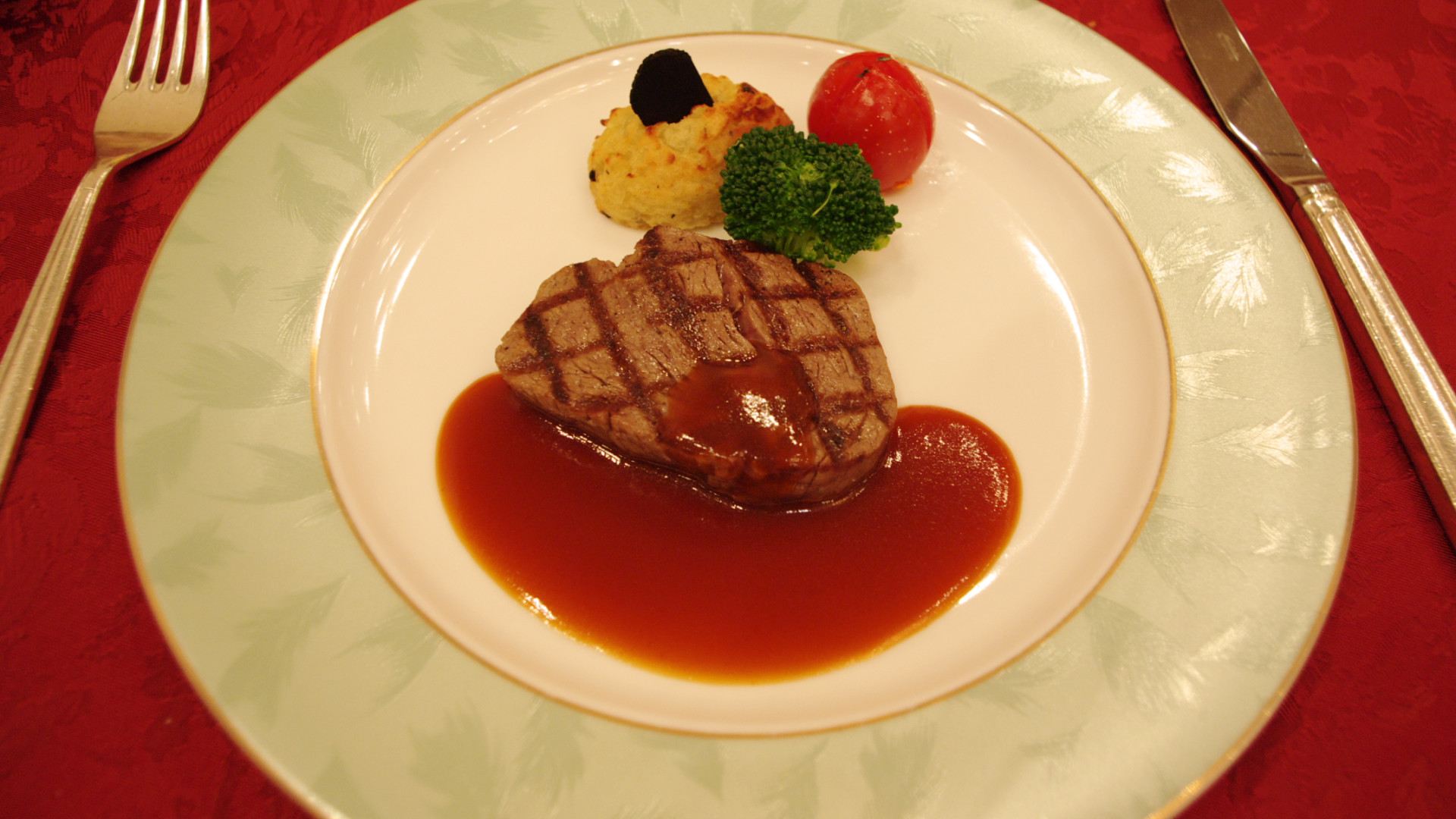 File:Filet de bœuf grillé, sauce madère.jpg
