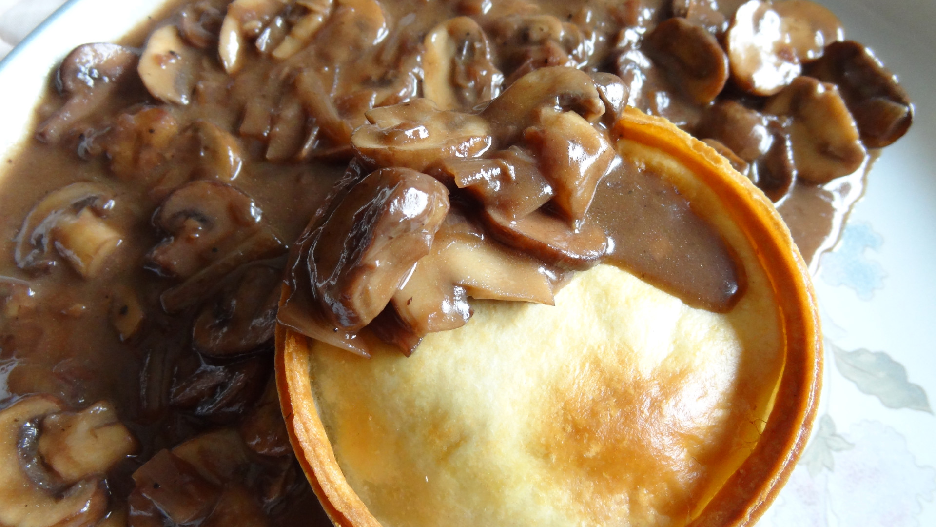 File:Scottish mince pie and mushroom sauce.jpg
