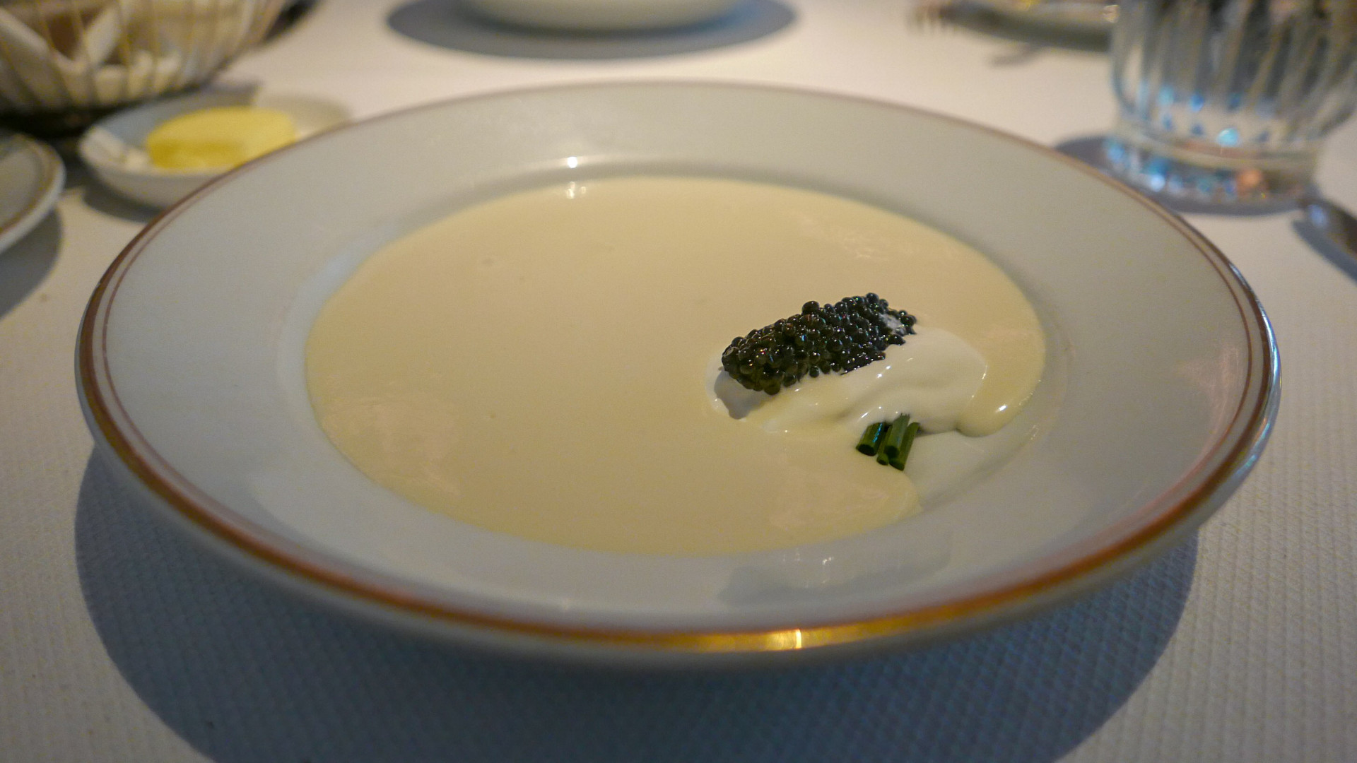 File:Velouté de Pommes de Terre, crème fraîche, caviar.jpg