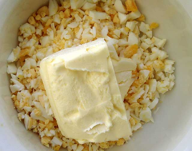 File:Chopped-egg-butter.jpg