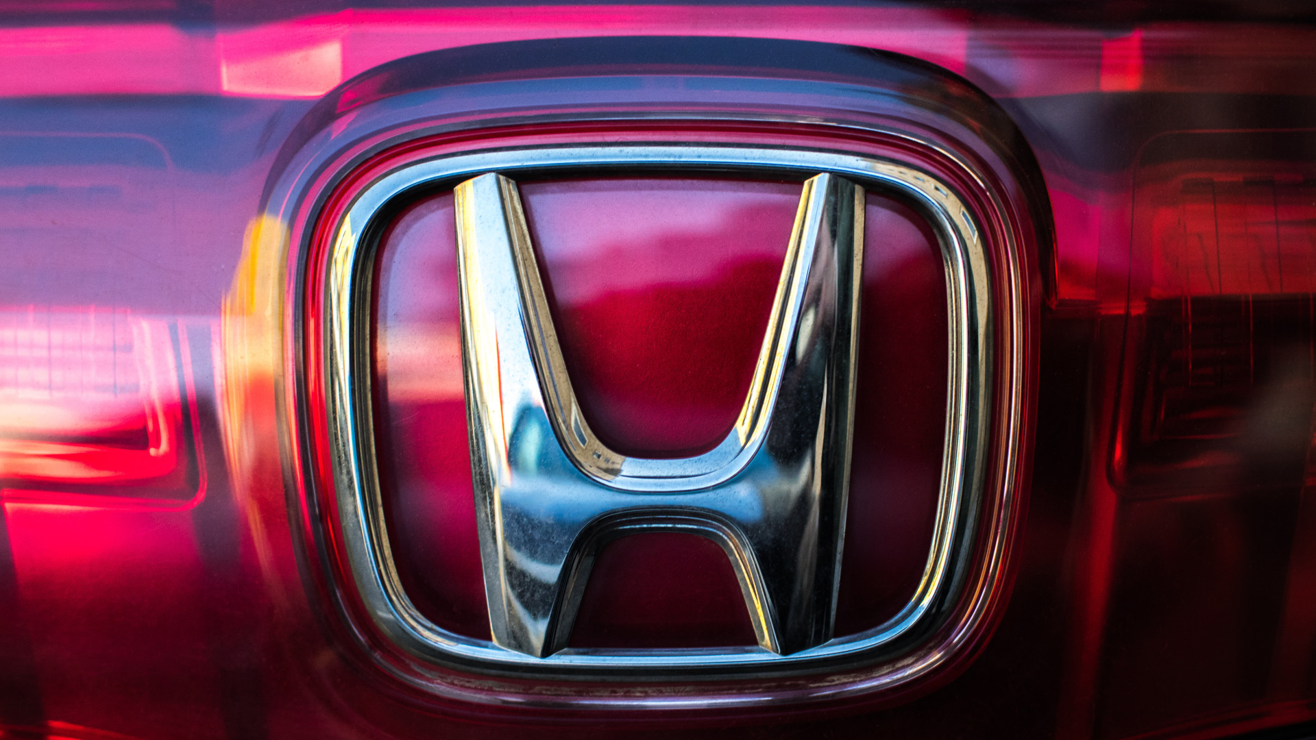 File:HONDA badge on a car.jpg
