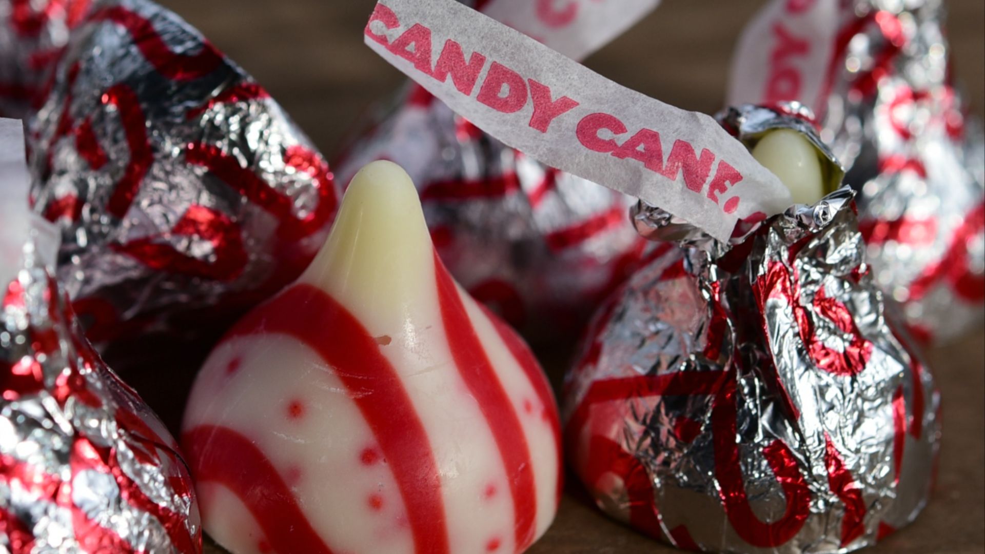 File:Candy Cane Hershey's Kisses (24080235996).jpg