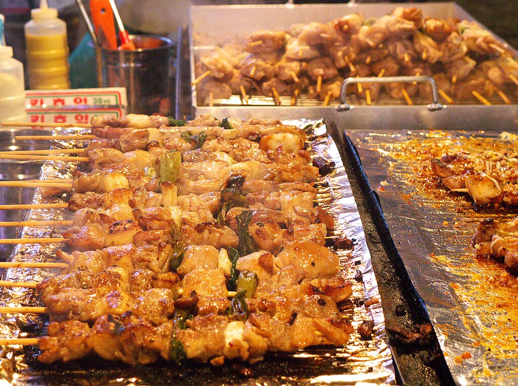 1024Px-Street Food - Chicken Skewers - Dakkochi (닭꼬치) (10585858164)