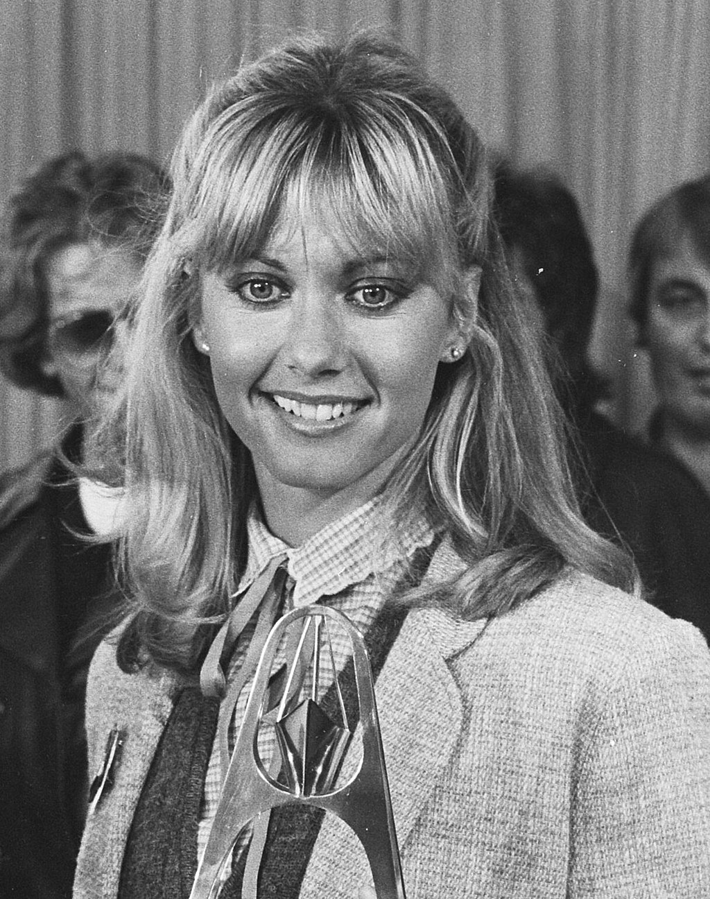 1024Px-Aankomst Zangeres Olivia Newton John Op Schiphol Olivia Newton John In De Persk, Bestanddeelnr 930-0132 (Cropped)