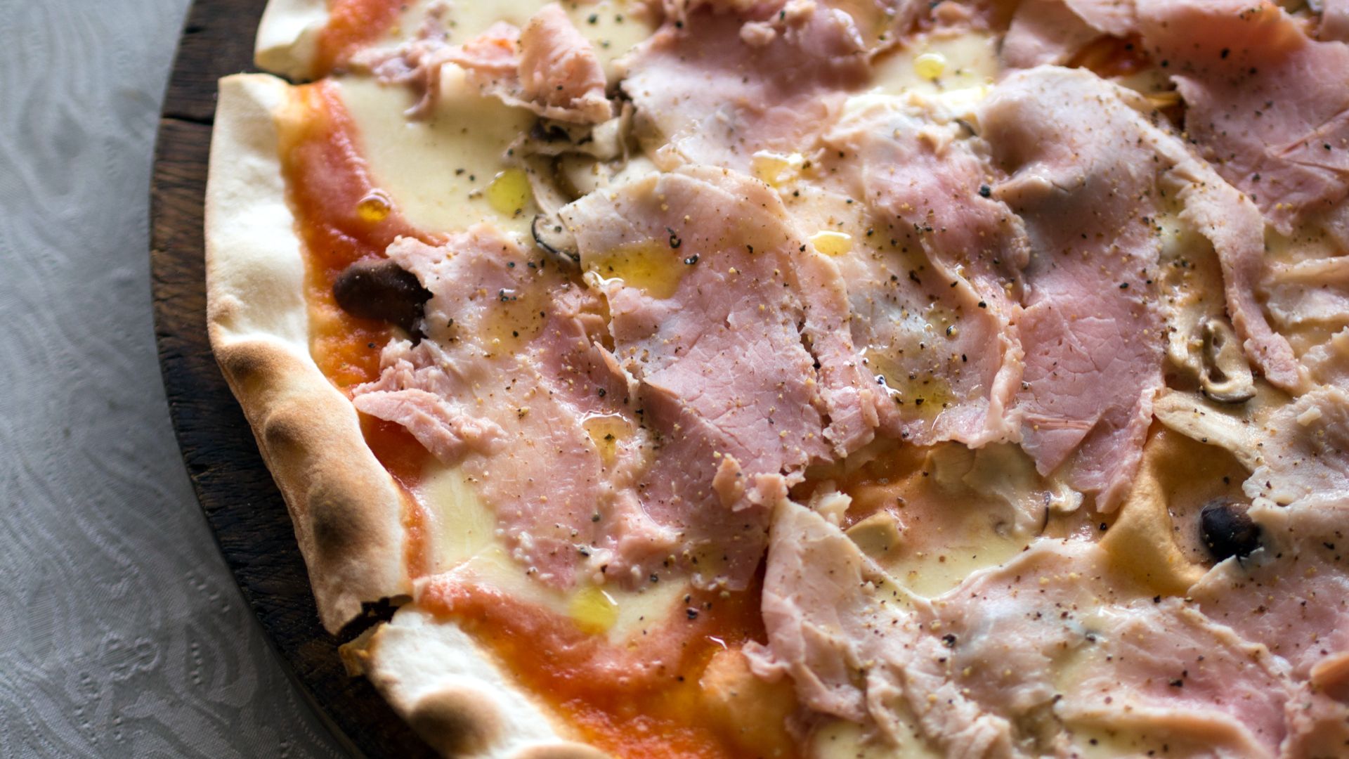File:2014 Pizza con funghi e prosciutto cotto e mozzarella di bufala.jpg