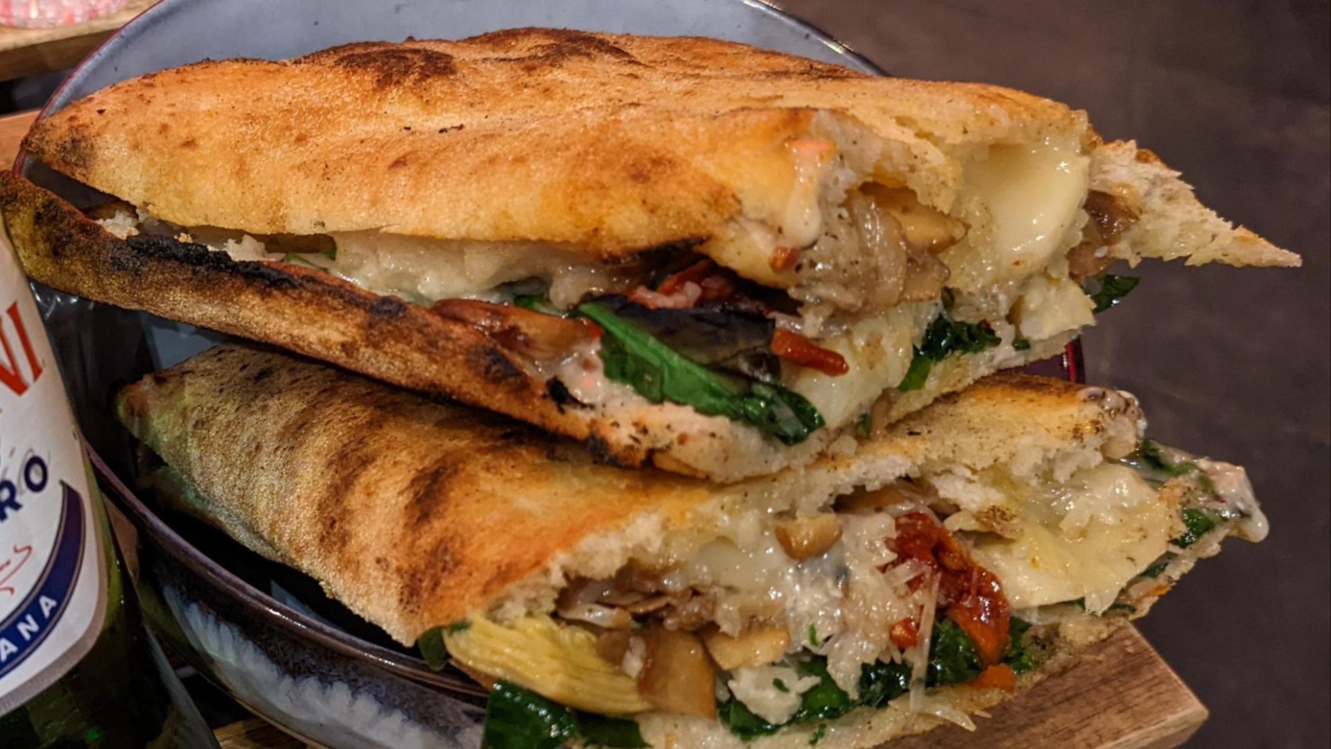 File:Panuozzo au fromage et aux legumes - photo recadree.jpg