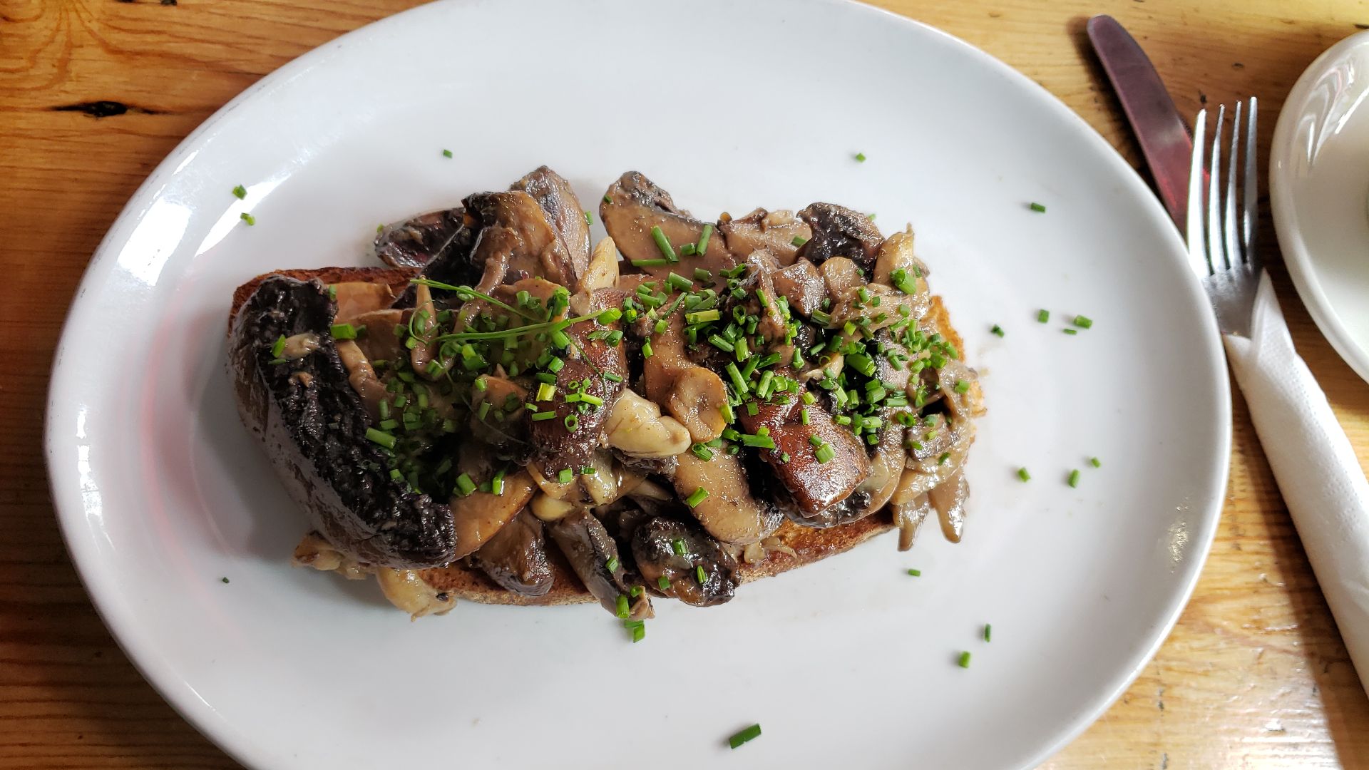 File:Mixed mushrooms on toast - Joe's Cafe 2024-04-14.jpg