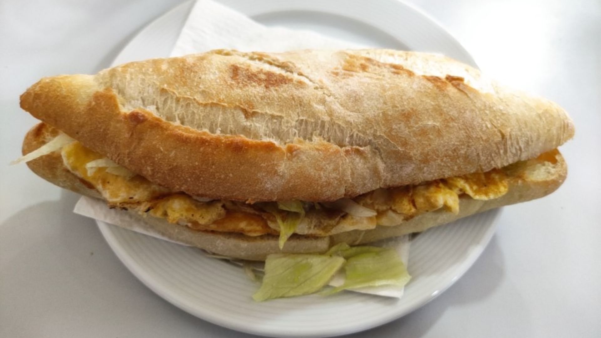 File:Entrepà de truita, llomello i lletuga.jpg