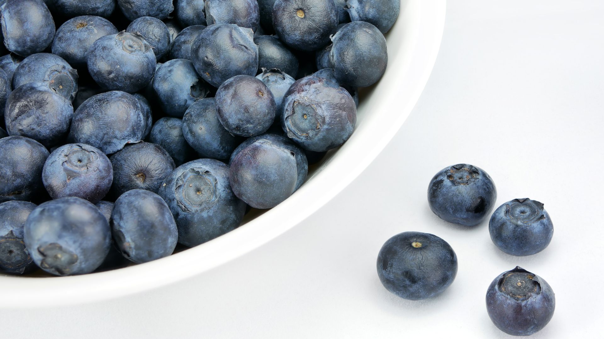 File:Dish of blueberries.jpg