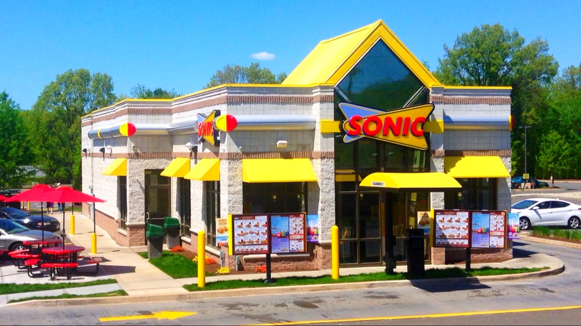 File:Sonic Drive In Restaurant, (14231135472).jpg